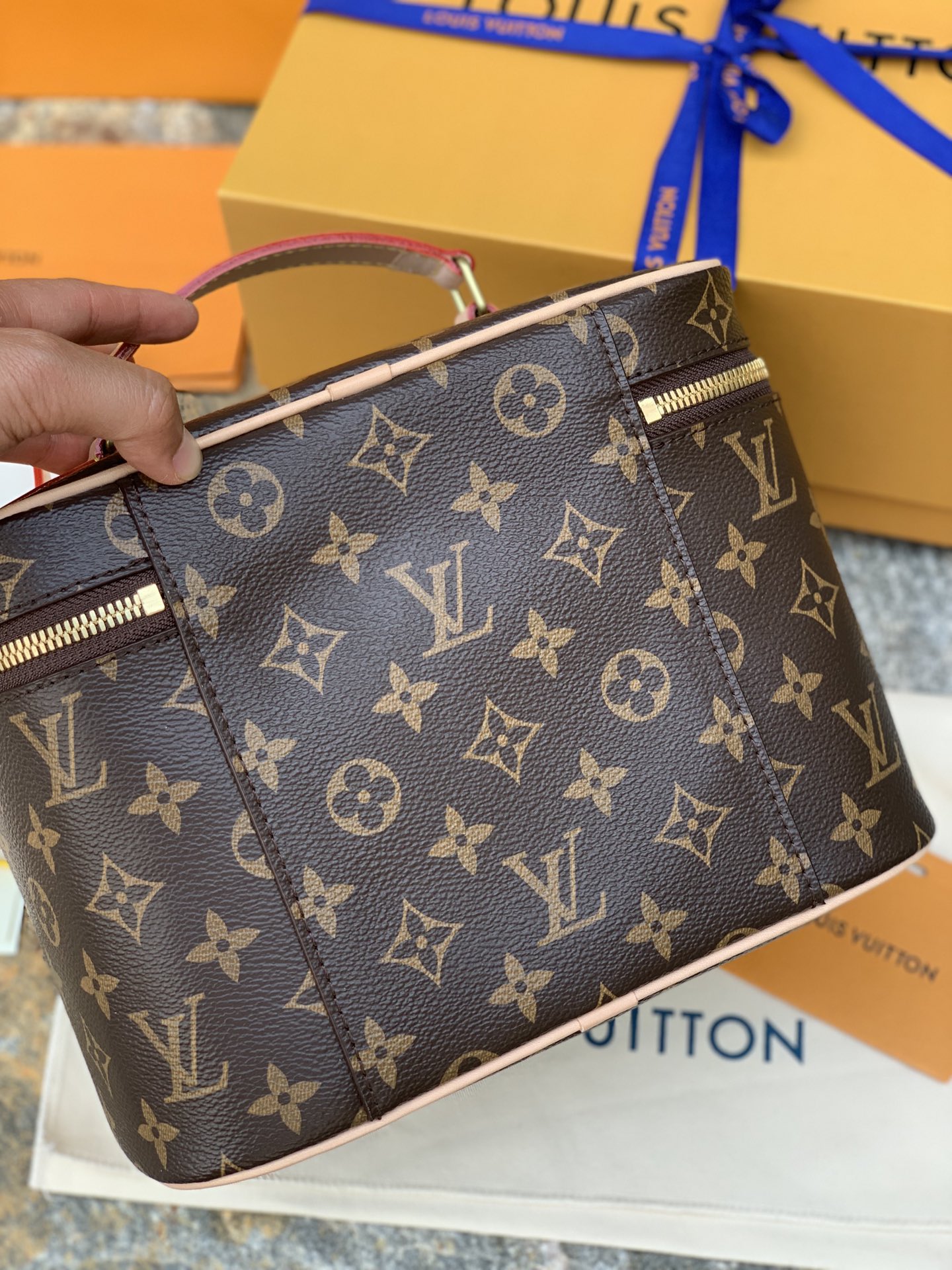 非市场普通货 进口皮料半钢五金 m42265尺寸‬24 x 18 x 14.5 cm能装下全世界的NIC