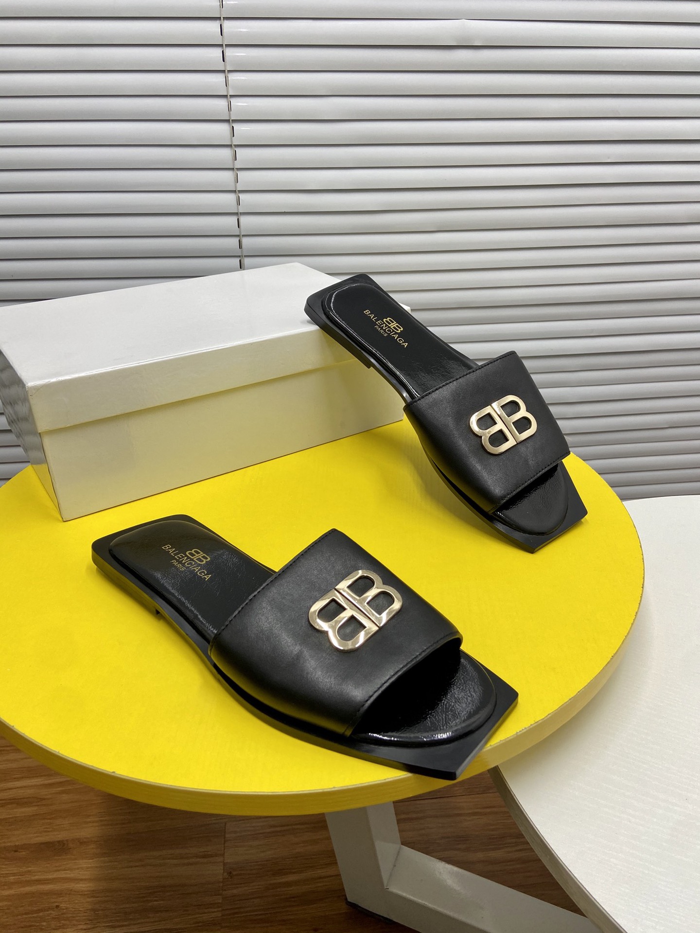 J5 💎牛里 BALEHCIAGA 巴黎世家最新最潮男仕 拖鞋凉鞋上架😍😍高版本💯💯💯💎原版一比一刻制，采用原版鞋面，原版特供大底💎水洗🐂牛皮内里，材质和工艺与原版一模一样，上脚非常舒适，帅气时尚，彰显不凡品味。