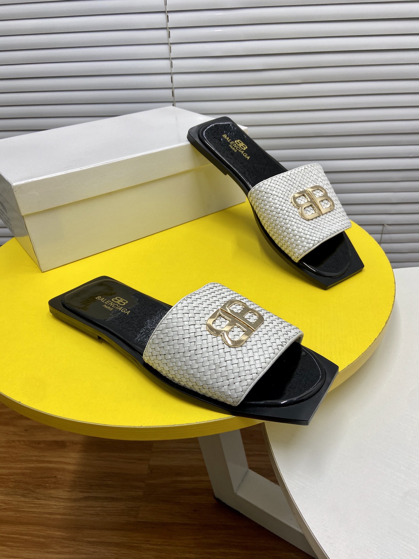 J5 💎牛里 BALEHCIAGA 巴黎世家最新最潮男仕 拖鞋凉鞋上架😍😍高版本💯💯💯💎原版一比一刻制，采用原版鞋面，原版特供大底💎水洗🐂牛皮内里，材质和工艺与原版一模一样，上脚非常舒适，帅气时尚，彰显不凡品味。
