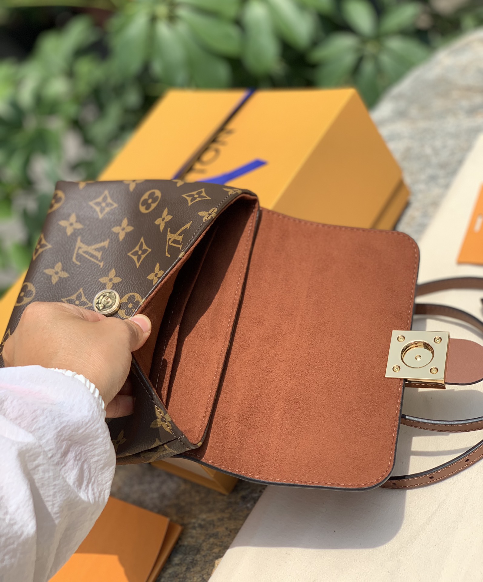 🌼 m44654尺寸20 x 16 x 7.5 CM，断货王锁扣BB来袭！进口原厂渠道，坚持无滤镜高清实