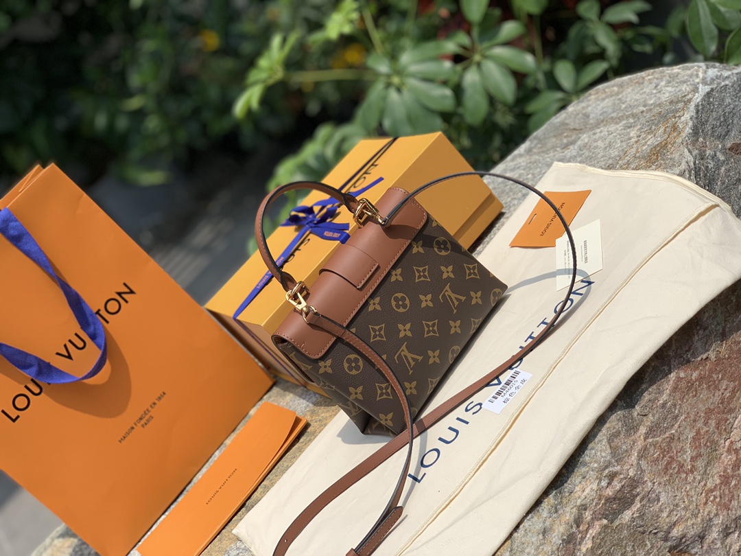 🌼 m44654尺寸20 x 16 x 7.5 CM，断货王锁扣BB来袭！进口原厂渠道，坚持无滤镜高清实