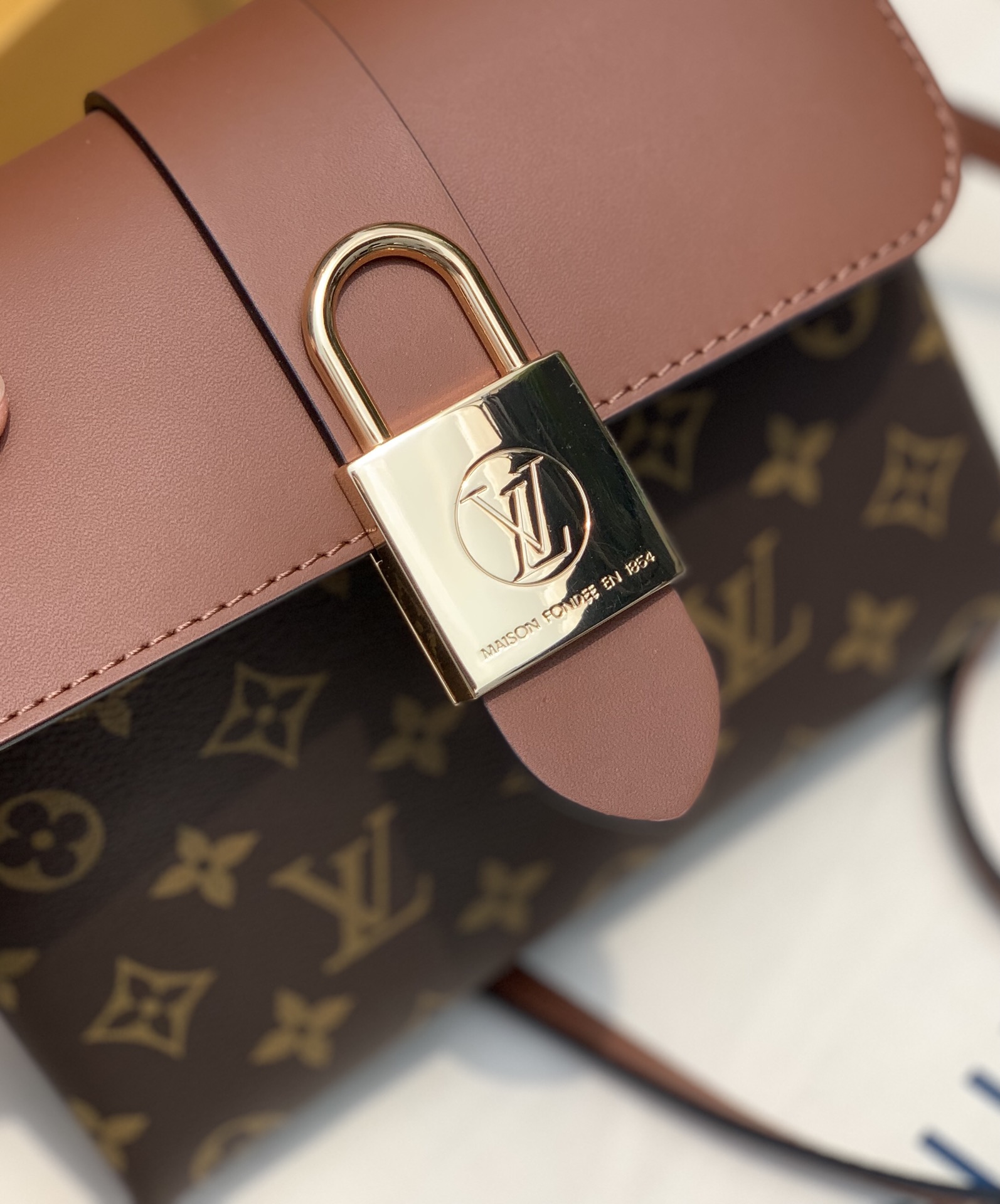 🌼 m44654尺寸20 x 16 x 7.5 CM，断货王锁扣BB来袭！进口原厂渠道，坚持无滤镜高清实