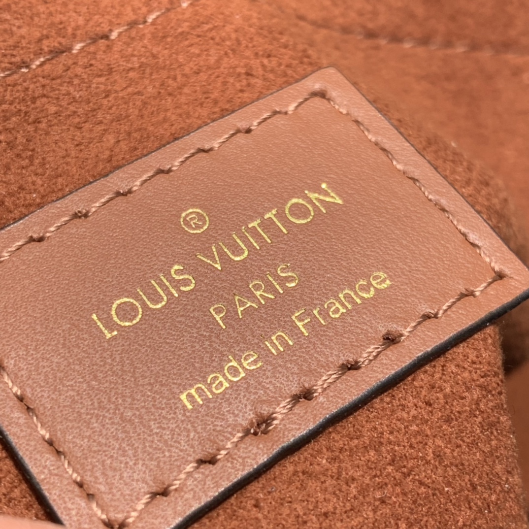 🌼 m44654尺寸20 x 16 x 7.5 CM，断货王锁扣BB来袭！进口原厂渠道，坚持无滤镜高清实