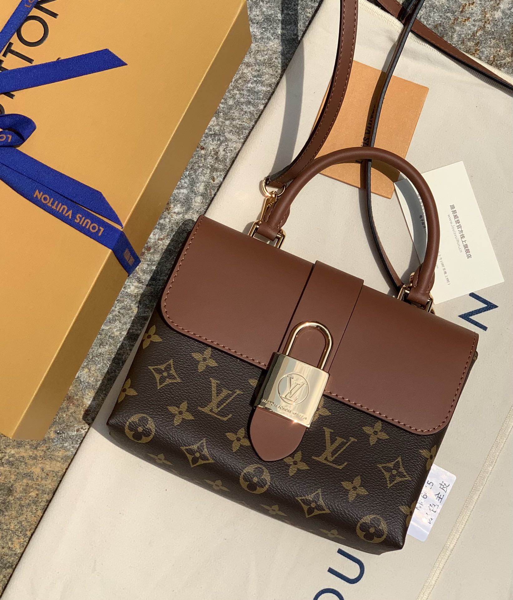 🌼 m44654尺寸20 x 16 x 7.5 CM，断货王锁扣BB来袭！进口原厂渠道，坚持无滤镜高清实