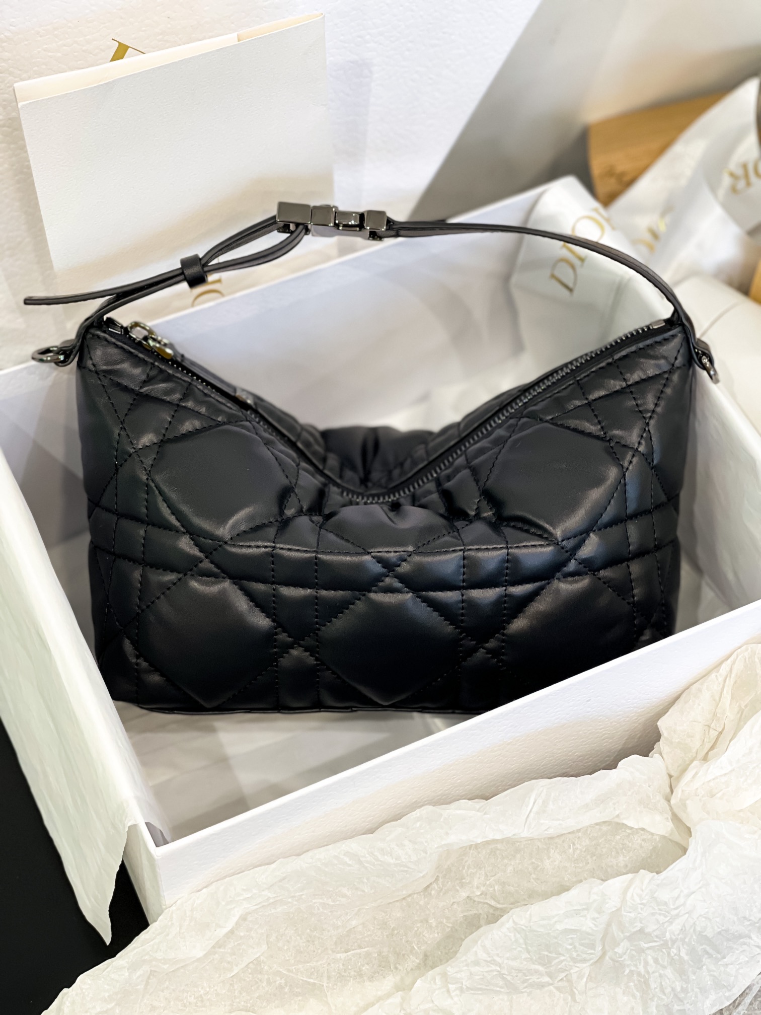 Disponible 𝗗𝟭𝗢𝗿 𝗡𝗼𝗺𝗮𝗱 𝗕𝗮𝗴 la forma de este pequeño bolso de fiambrera de la casa D es muy personal ~ es esp…