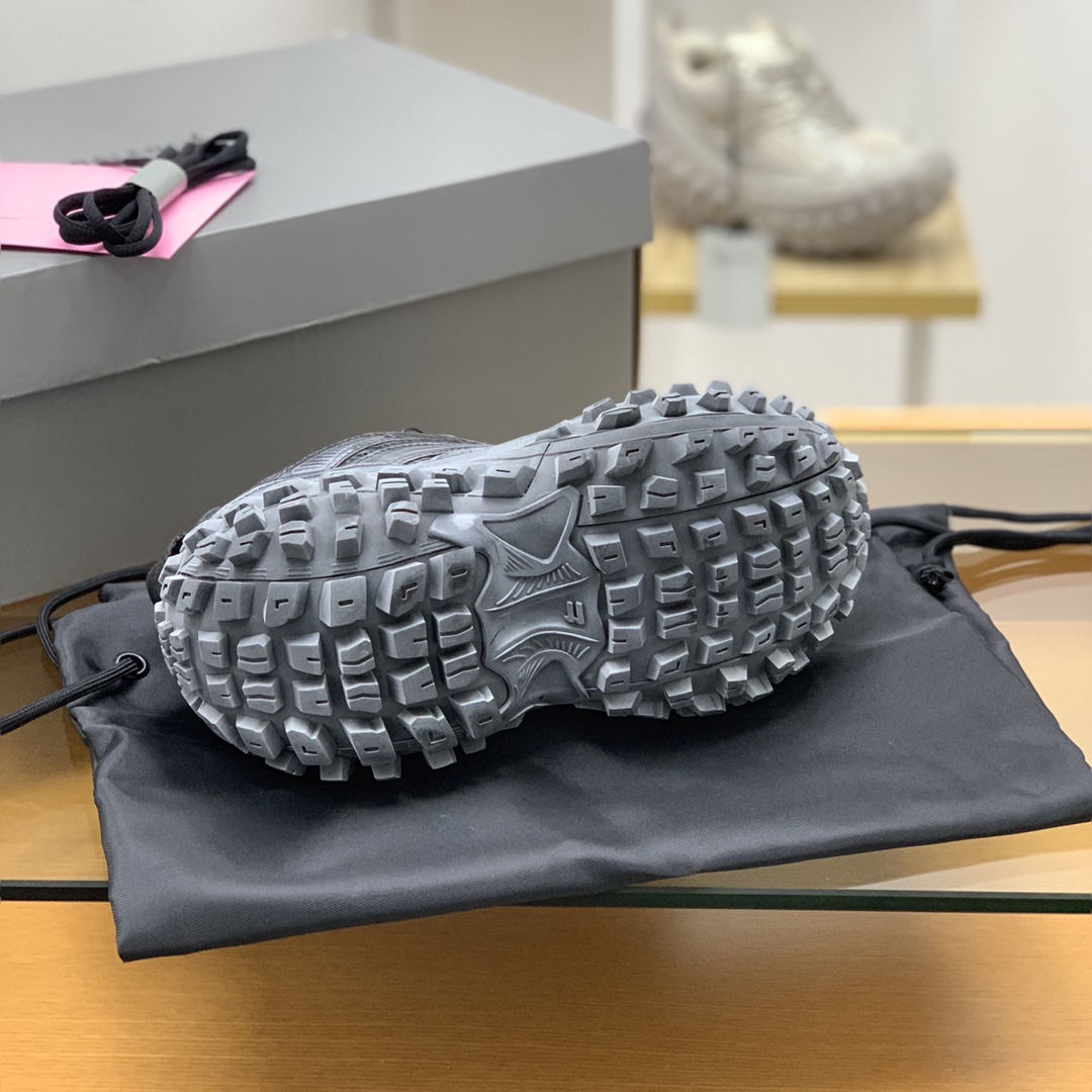 BALENCIAGA巴黎世家 皮革且以尼龙和网布材质巴黎情侣款鞋