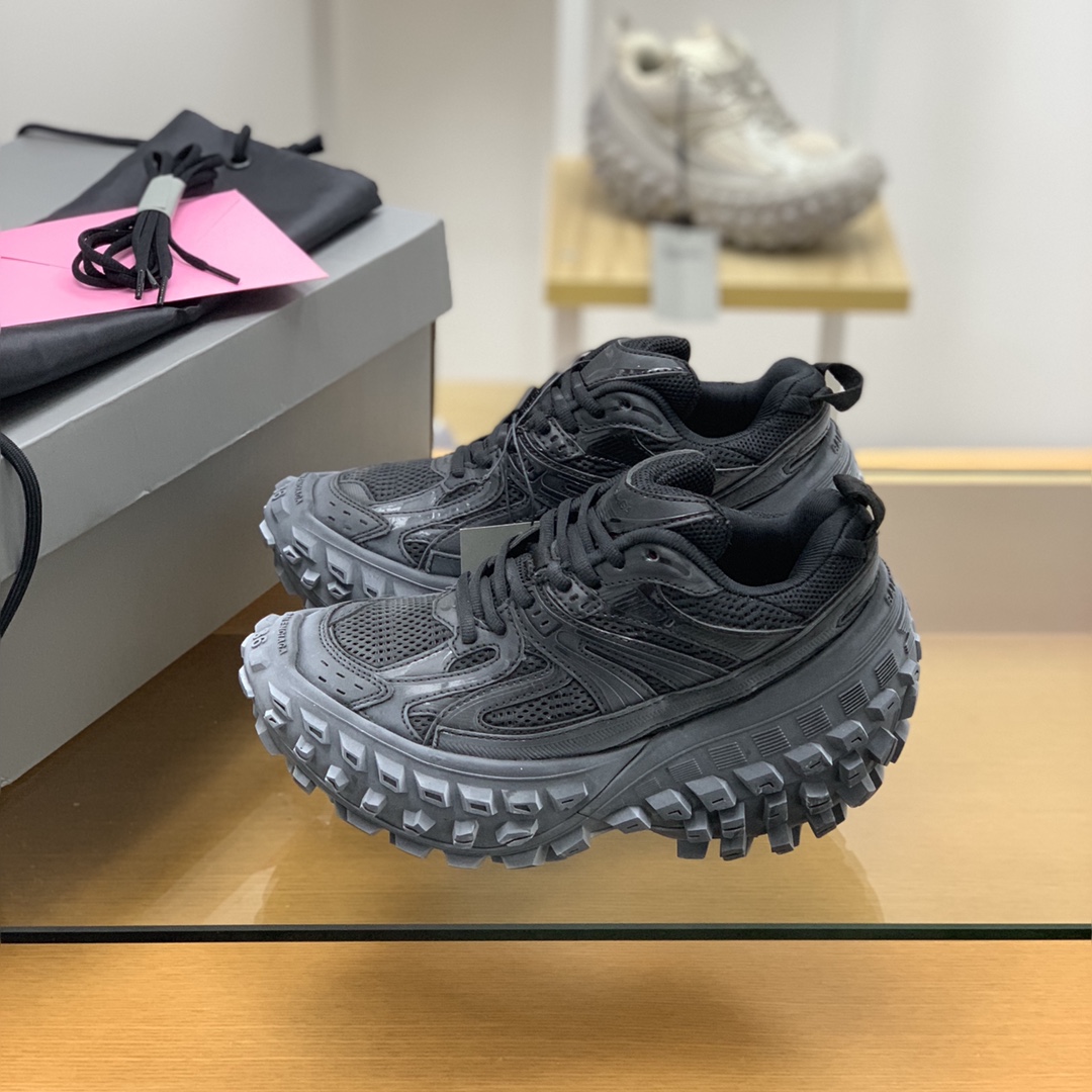 BALENCIAGA巴黎世家 皮革且以尼龙和网布材质巴黎情侣款鞋