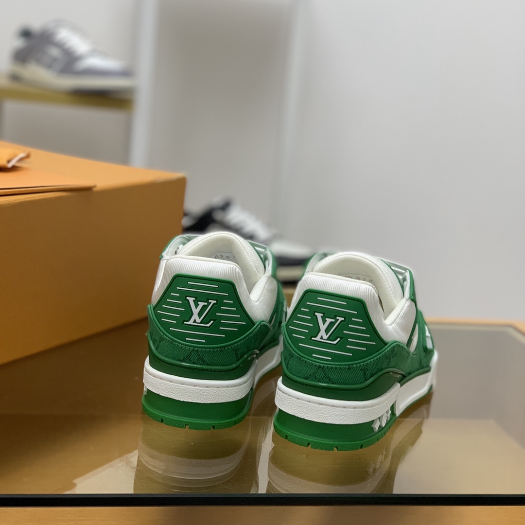 LV/路易威登    采用黄色牛仔布拼接白色牛皮制成男士运动跑鞋