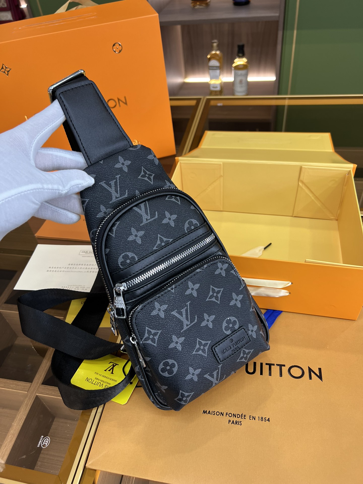 I5 最新火款爆顶级  Louis Vuitton 路易威登 LV  进皮口，最高品质 斜挎胸包 火爆款大出量货啦,叫嚣柜专货顶级单原货里都外是顶级材质，顶进级口原厂皮意大进利口小牛皮超清高五金logo标志、进口端高五金、专用档高绒里、专用YKK拉链、超顺拉滑链、顶油级边超平滑、顶设级计超大容空量间多隔层设计隔多层手机位+暗拉格链位、顶做级工精致尺寸3015厘米