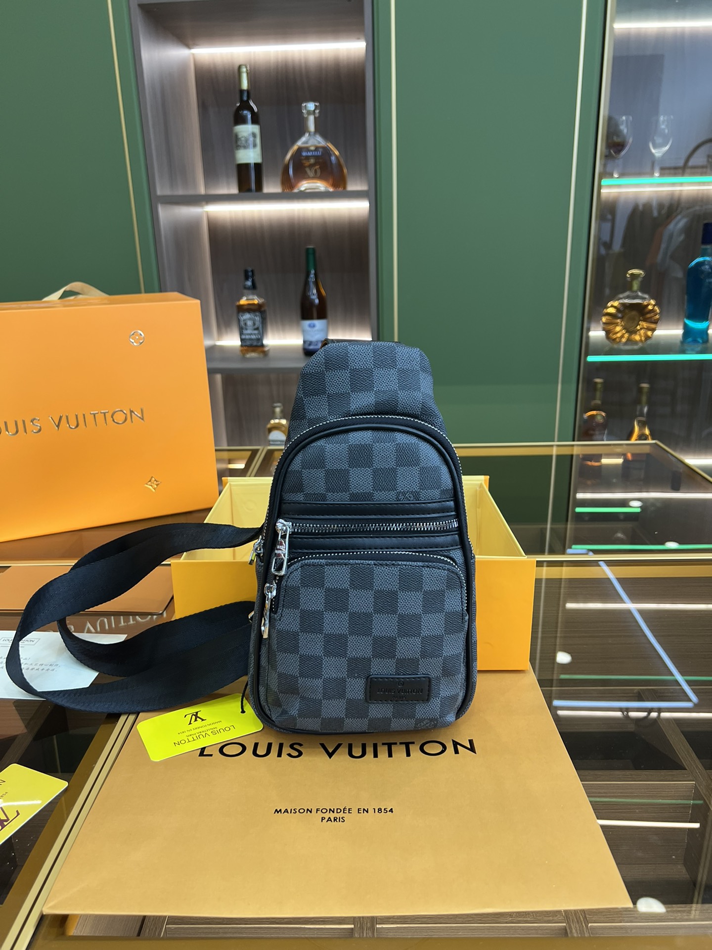 I5 海关扣押 最新火款爆顶级  Louis Vuitton 路易威登 LV  进皮口，最高品质 斜挎胸包 火爆款大出量货啦,叫嚣柜专货顶级单原货里都外是顶级材质，顶进级口原厂皮意大进利口小牛皮超清高五金logo标志、进口端高五金、专用档高绒里、专用YKK拉链、超顺拉滑链、顶油级边超平滑、顶设级计超大容空量间多隔层设计隔多层手机位+暗拉格链位、顶做级工精致注重每个细节尺寸3015厘米