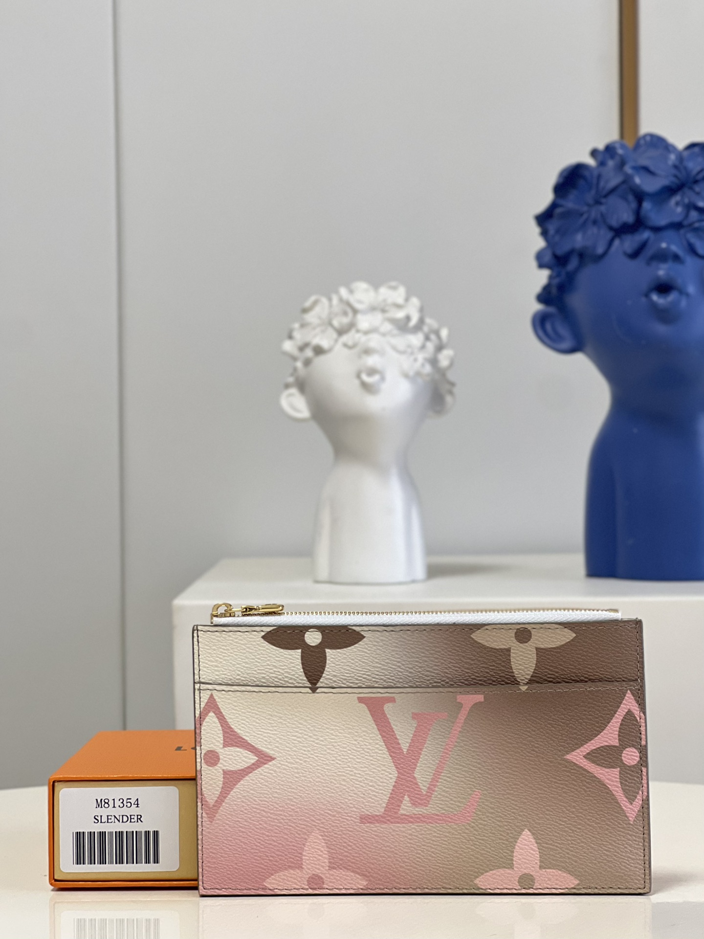 NO:398696,【Exclusive real photo M81354】Spring in the City series Slim Purse clutch is made of Monogram canvas, which copy the twilight of the horizon in gradient colors. The smooth configuration is equipped with a central zipper compartment, an outer patch pocket, an outer compartment and a card mezzanine, which can also be included in the handbag. Detailed features 20 x 11 x 0.5 cm (length x height x width) V.220, LV [original leather], louis vuitton, handbag19860909【独家实拍M81354】Spring in the City 系列 Slim Purse 手拿包取材 Monogram 帆布,以渐变色彩临摹天边暮色.流畅构型设有中央拉链隔层、外贴袋、外隔层和卡片夹层,亦可收入手袋中. 详细特征20 x 11 x 0.5 厘米 (长度 x 高 x 宽)V.220,LV【原厂皮】,louis vuitton,handbag,Bag