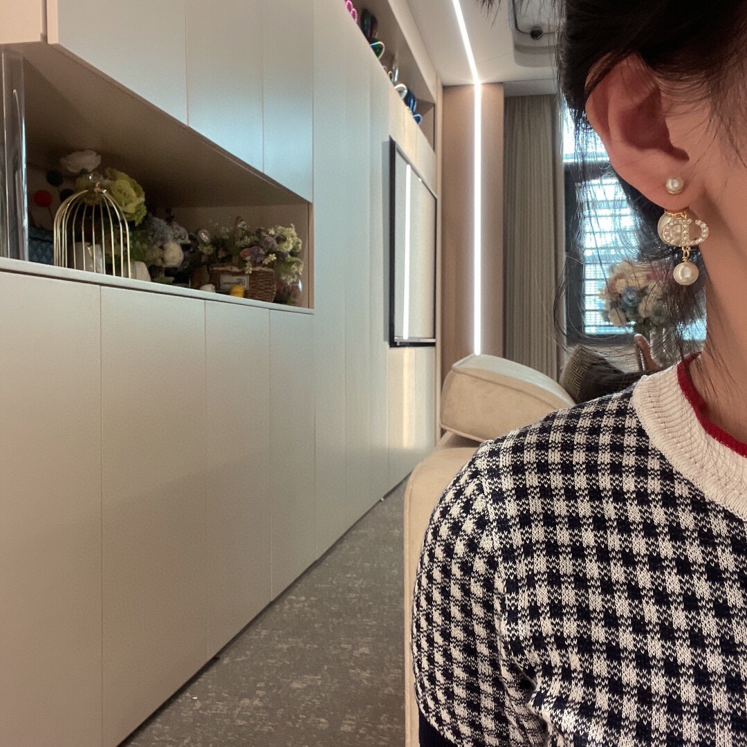 编号DED0427
迪奥大小珍珠猪鼻子流苏耳钉 耳环镶钻
CD全钻吊珠前后珠耳环✨