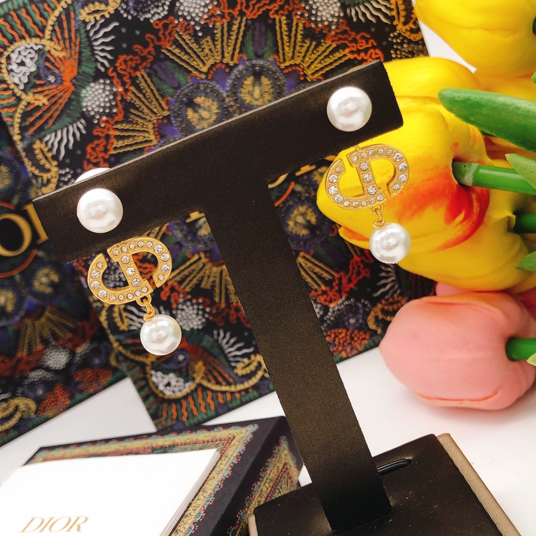 编号DED0427
迪奥大小珍珠猪鼻子流苏耳钉 耳环镶钻
CD全钻吊珠前后珠耳环✨