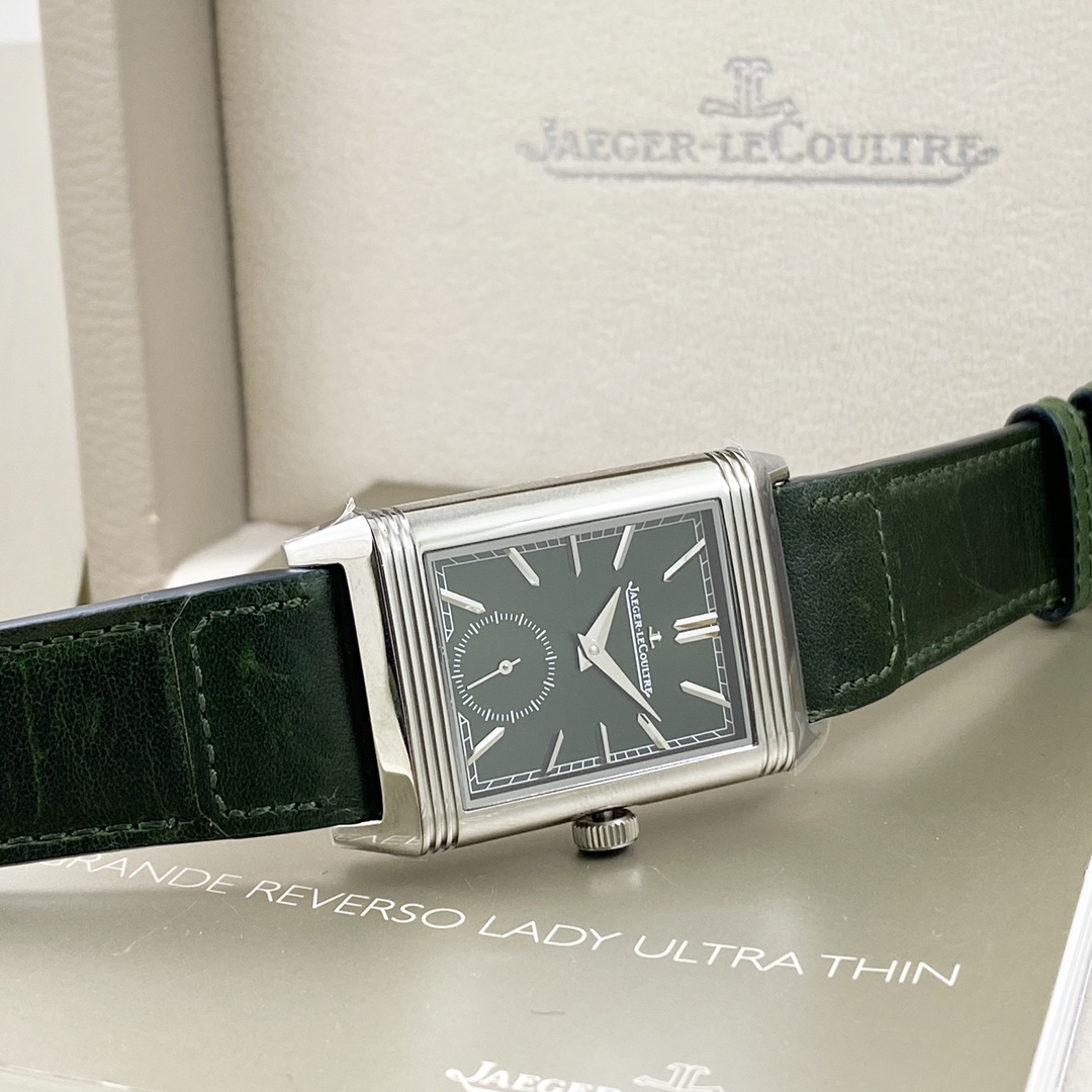 NO:662894,Jaeger-LeCoultre Reverso Classic Large Duoface Small Second men's flip series size 49MMx29MM, research and development precision casting, selected 854A/2 manual winding movement, double-sided dual time zone, front digital scale two and a half hands display, back simple and generous dial with second place time display function, accurate travel time, delicate and elegant case lines, you can change the style at any time, cater to various occasions, always with you.,,versace,jaeger-lecoultre19860909积家 Reverso Classic Large Duoface Small Second男款翻转系列尺寸49MMx29MM、研发精密铸造而成,精选854A/2手动上链机芯双面双时区,正面数字刻度二针半显示,背面简洁大方表盘具有第二地时间显示功能,走时精准,表壳线条细腻优雅,可随时变换风格,迎合各种场合,时刻与您相伴着.,,versace,jaeger-lecoultre,Watch