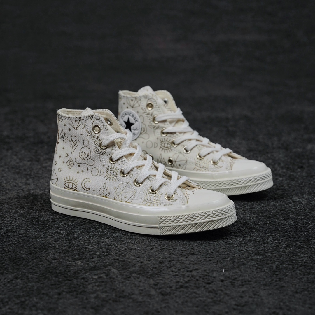 G0 Converse 1970s 烫金印花经典70s鞋型搭配 低调奢华金色印花的鞋面花，太阳，雨和，全藏在这双鞋子里低调不简单有种奶油冰淇淋的感觉，醒目别致鞋身为淡饱和度配色夏日清爽舒适出街百搭单品气质一整个拿捏住了!