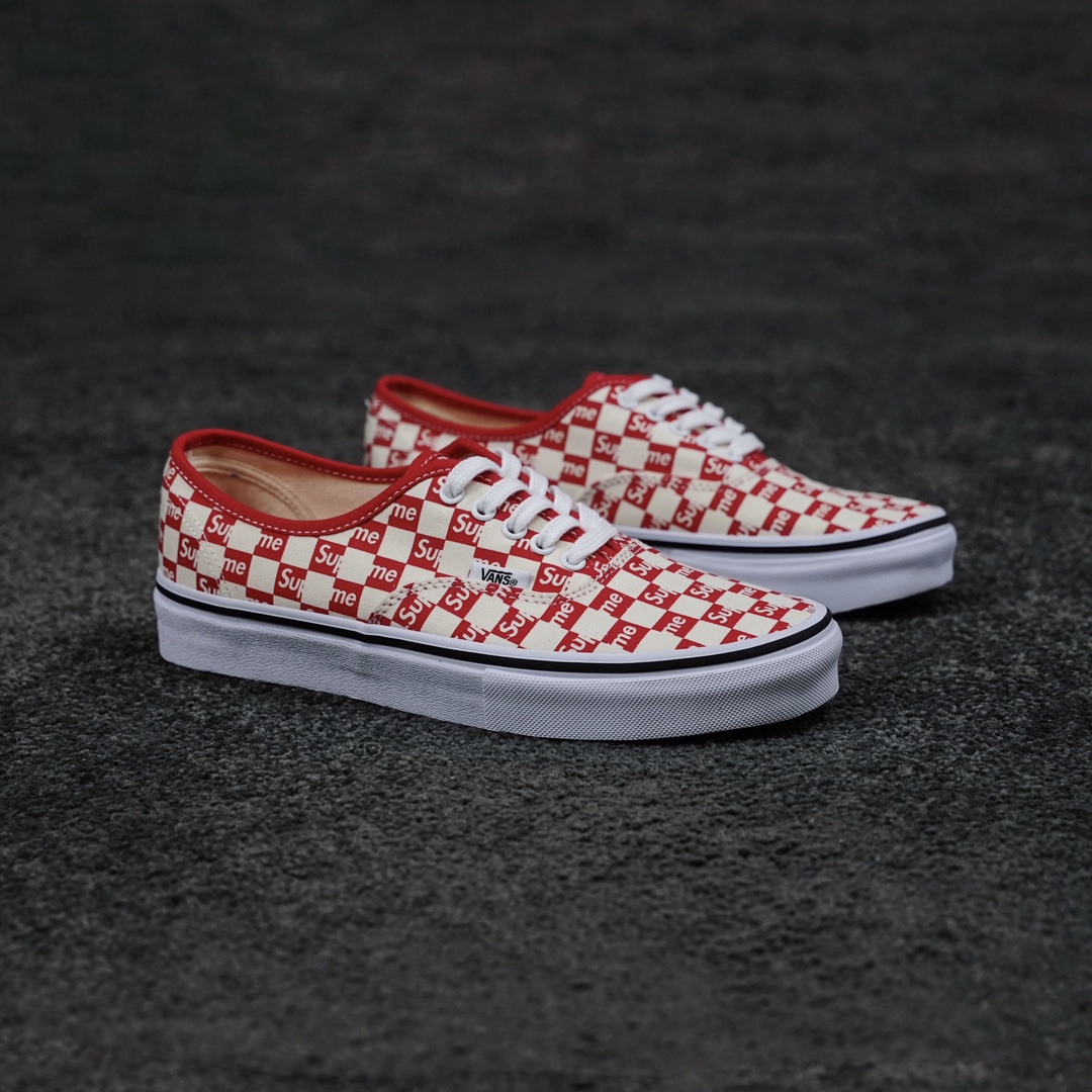 G0 Vans Authentic x Supreme Supreme Checkered Red 联名硫化鞋 此次vans和supreme的联名 是各位潮人吃土也要买的款 经典棋盘格搭配supreme logo 彰显联名