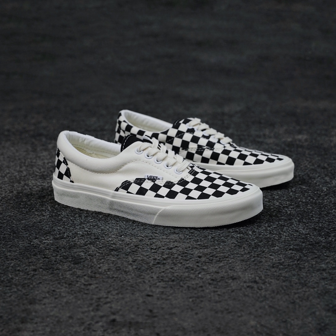 G0 官方Vans Era 拼接棋盘格 不对称撞色设计 黑白期待已久的硫化版本出货本次全新推出的Era系列 在白色鞋身上采用大面积的黑经典棋盘格元素 从左侧腰身延伸覆盖至整个鞋面 右侧鞋腰则保留纯色设计 使鞋子在不同角度都拥有独特的视觉效果