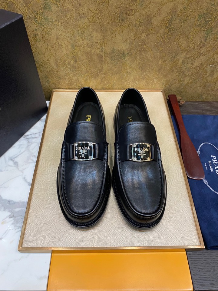 NO:621393,Coming, coming!  Finally shipped!  First batch of Parda slip-ons for lazy people. This year's latest [original products] are all in stock. Original factory hardware. Top quality. Luxurious Italian leather outsole. The best products are coming. [Rose][Rose] The imported hardware is different from the market products. The interior is made of imported German tire cow. Perfect and smooth stitching. Even and coherent. Fine craftsmanship. The design of the foot set is simple and easy to wear. Soft enough to be comfortable. Standard code 38/45;,,Leather soles19860909来了来了！终于出货！批 Parda 一脚蹬懒人精品 今年最新【原单精品】全现货 原代工厂五金 顶级精品 奢用意大利真皮大底,狠货来袭 [玫瑰][玫瑰] 进口五金不同于市场货 内里用全进口徳国胎牛 完美顺畅的车缝线 均匀连贯 工艺精细 套脚的设计简单易穿 柔软程度足以舒适 标准码 38/45；,,Leather soles,Men's shoes