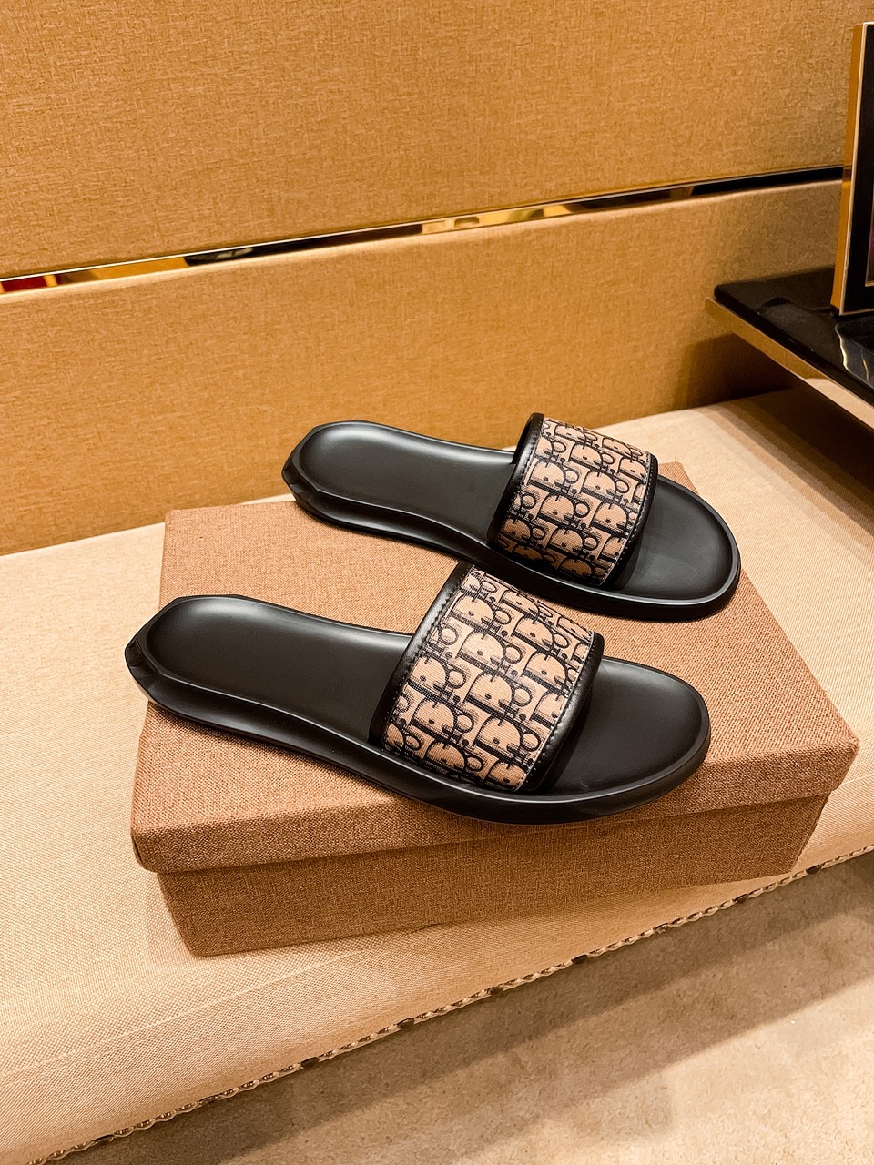 H0 上市 迪奥  拖鞋高端1:1开模定制，原版升级版大底，更轻便，防滑。市场顶级品质，，时尚主打潮流，百搭爆款，简单不失品味，潮人必备，散发时尚休闲气息，时尚就在脚下，自信满满，专柜同款👍春夏季拖鞋的季节来了，穿起来超级唯美, ，38-44 多色可选