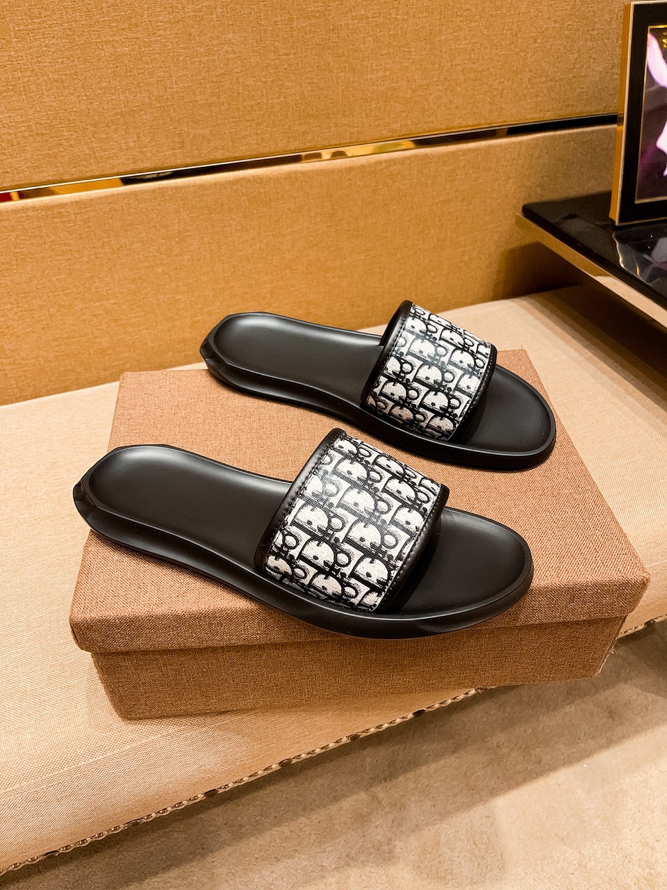 H0 上市 迪奥  拖鞋高端1:1开模定制，原版升级版大底，更轻便，防滑。市场顶级品质，，时尚主打潮流，百搭爆款，简单不失品味，潮人必备，散发时尚休闲气息，时尚就在脚下，自信满满，专柜同款👍春夏季拖鞋的季节来了，穿起来超级唯美, ，38-44 多色可选