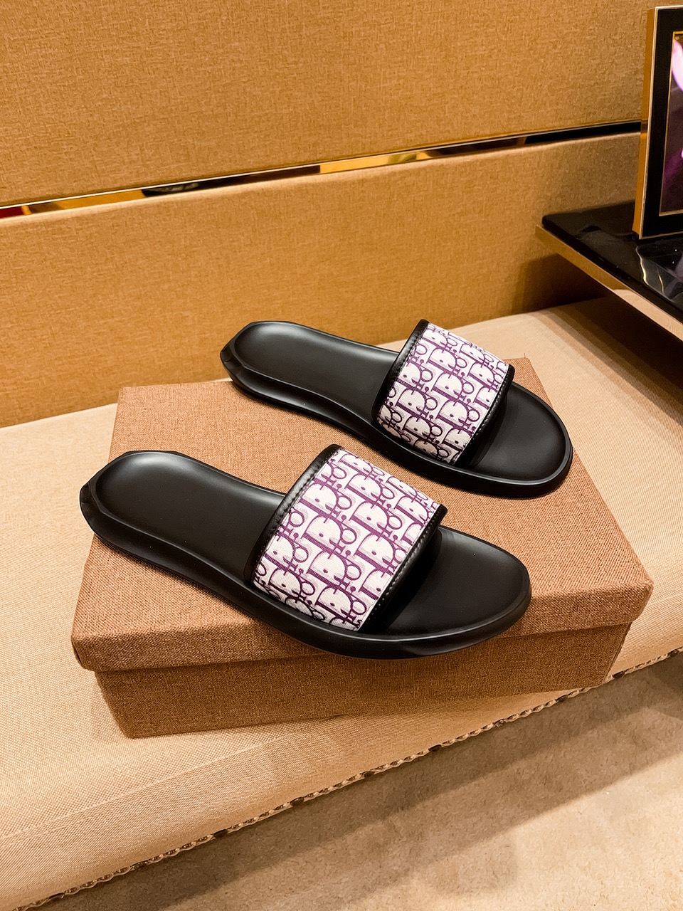 H0 上市 迪奥  拖鞋高端1:1开模定制，原版升级版大底，更轻便，防滑。市场顶级品质，，时尚主打潮流，百搭爆款，简单不失品味，潮人必备，散发时尚休闲气息，时尚就在脚下，自信满满，专柜同款👍春夏季拖鞋的季节来了，穿起来超级唯美, ，38-44 多色可选