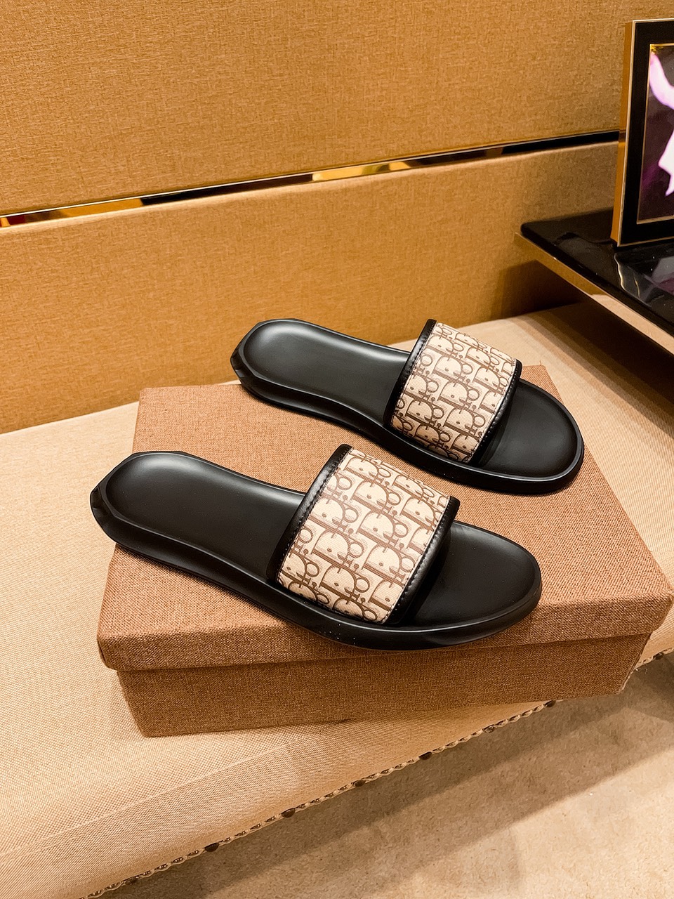 H0 上市 迪奥  拖鞋高端1:1开模定制，原版升级版大底，更轻便，防滑。市场顶级品质，，时尚主打潮流，百搭爆款，简单不失品味，潮人必备，散发时尚休闲气息，时尚就在脚下，自信满满，专柜同款👍春夏季拖鞋的季节来了，穿起来超级唯美, ，38-44 多色可选