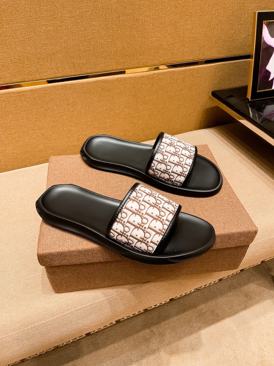 H0 上市 迪奥  拖鞋高端1:1开模定制，原版升级版大底，更轻便，防滑。市场顶级品质，，时尚主打潮流，百搭爆款，简单不失品味，潮人必备，散发时尚休闲气息，时尚就在脚下，自信满满，专柜同款👍春夏季拖鞋的季节来了，穿起来超级唯美, ，38-44 多色可选