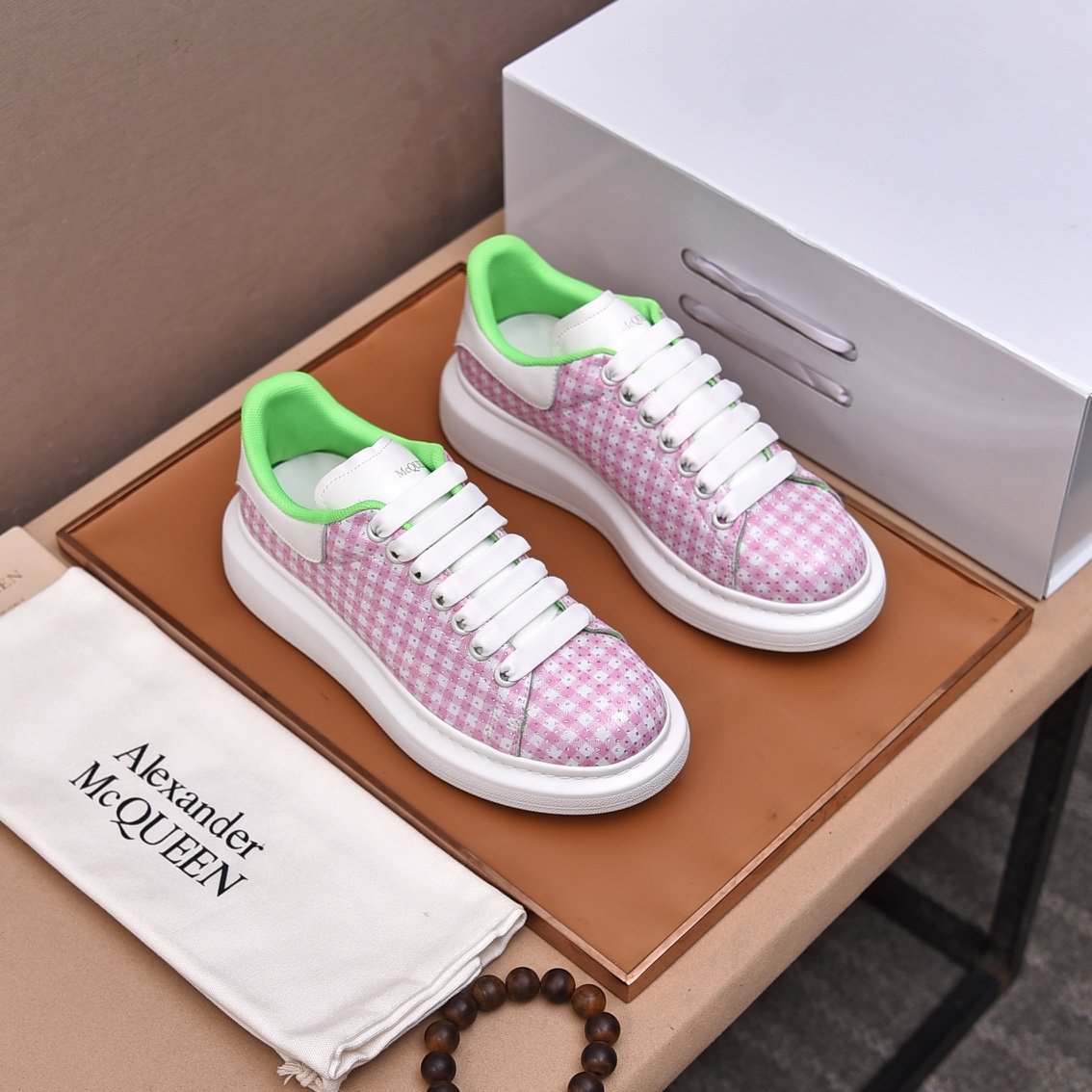J0  高端 情侣装 全牛皮制作国际大单爆卖 官网全球首发 McQueen 麦昆 Alexander McQueen 🔝男鞋高端品牌：官网1：1最新力作：鞋面采用意大利高端头层牛皮配欧洲顶级水染羊皮内里制作 ，让行走更加便捷舒适，惊世之作，与官方的质量相比美的1：1复刻[色]打造时尚个性衬托你的与众不同潮男必备!经典