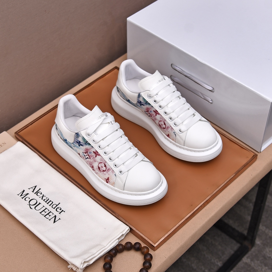 J0  高端 情侣装 全牛皮制作国际大单爆卖 官网全球首发 McQueen 麦昆 Alexander McQueen 🔝男鞋高端品牌：官网1：1最新力作：鞋面采用意大利高端头层牛皮配欧洲顶级水染羊皮内里制作 ，让行走更加便捷舒适，惊世之作，与官方的质量相比美的1：1复刻[色]打造时尚个性衬托你的与众不同潮男必备!经典