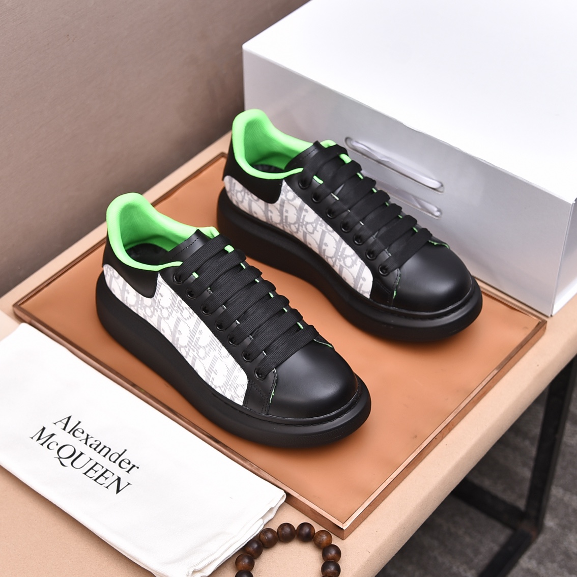 J0  高端 情侣装 全牛皮制作国际大单爆卖 官网全球首发 McQueen 麦昆 Alexander McQueen 🔝男鞋高端品牌：官网1：1最新力作：鞋面采用意大利高端头层牛皮配欧洲顶级水染羊皮内里制作 ，让行走更加便捷舒适，惊世之作，与官方的质量相比美的1：1复刻[色]打造时尚个性衬托你的与众不同潮男必备!经典