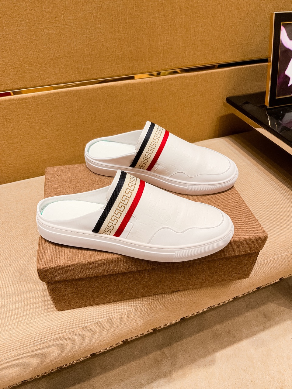 I0 上市 范思哲  半拖高端1:1开模定制，原版升级版大底，更轻便，防滑。市场顶级品质，，时尚主打潮流，百搭爆款，简单不失品味，潮人必备，散发时尚休闲气息，时尚就在脚下，自信满满，专柜同款 春夏季拖鞋的季节来了，穿起来超级唯美, ，38-44 1⃣️色可选