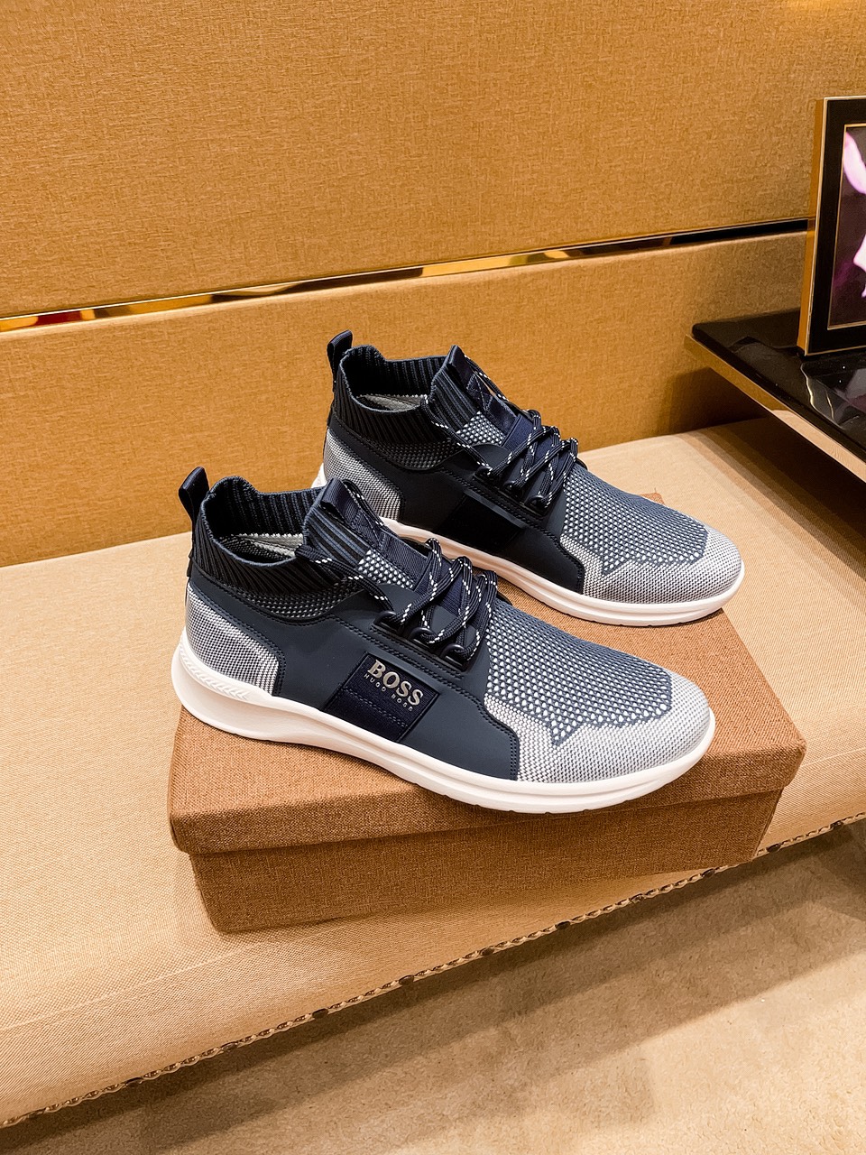 I5   BOSS 男鞋高端品牌 官网1：1最新力作：鞋面采用意大利进口头层牛皮搭配舒适透气内里➕原版防滑耐磨大底制作 ，让行走更加便捷舒适，惊世之作，与官方的质量相比美的1：1复刻[色]打造时尚个性衬托你的与众不同潮男必备!经典