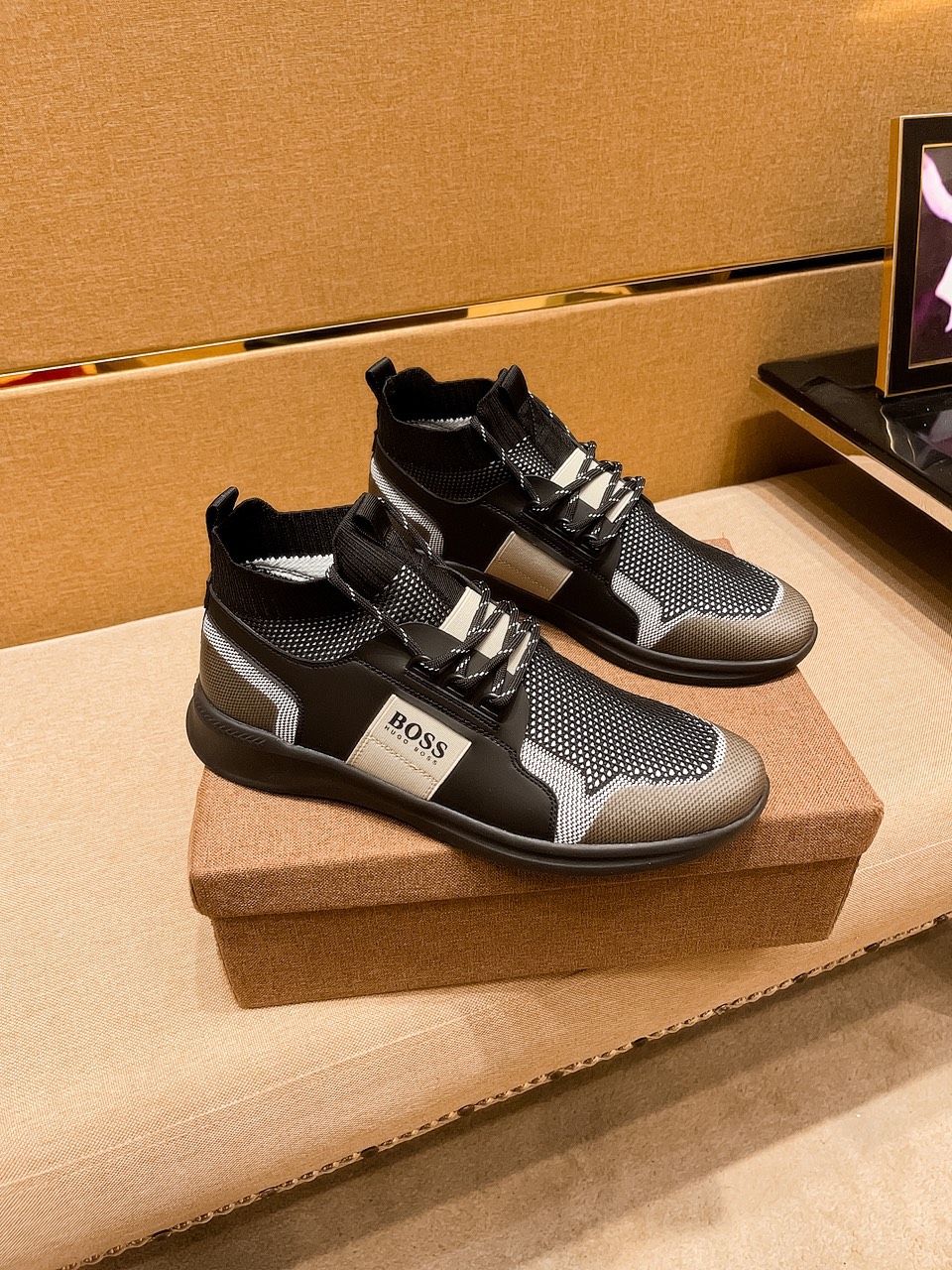 I5   BOSS 男鞋高端品牌 官网1：1最新力作：鞋面采用意大利进口头层牛皮搭配舒适透气内里➕原版防滑耐磨大底制作 ，让行走更加便捷舒适，惊世之作，与官方的质量相比美的1：1复刻[色]打造时尚个性衬托你的与众不同潮男必备!经典