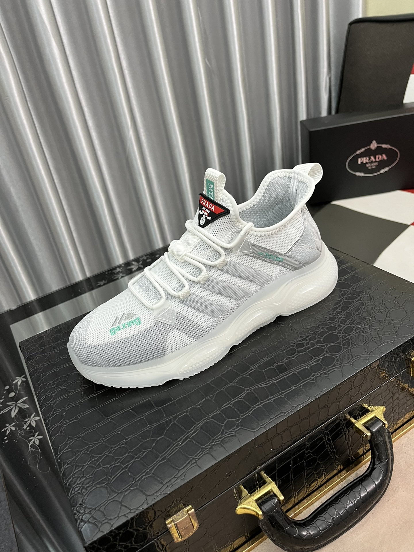 I5   Prada 高•版本 普拉达1:1四季飞织运动鞋 2022新品专柜同步发售，意大利进口飞织。内里猪里，鞋底橡胶大底无开胶现象，鞋面采用拉线设计，⚠️天然橡胶大底。超级舒适⚠️，实物拍摄🎬实物更赞🔍🔍高品质，可随意进出专柜.