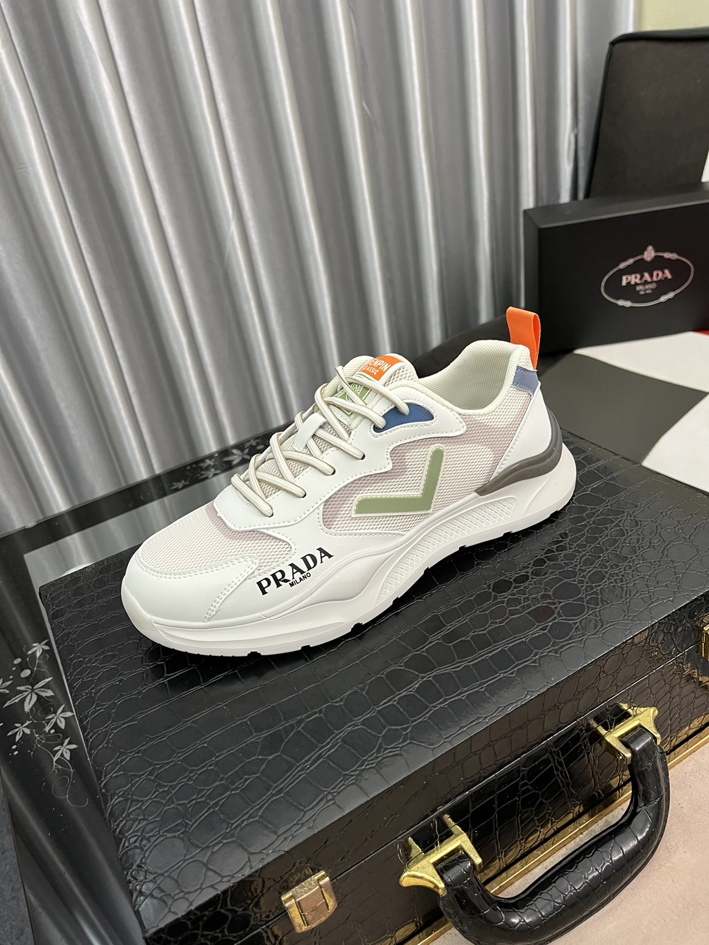 I5   Prada 高•版本 普拉达1:1四季飞织运动鞋 2022新品专柜同步发售，意大利进口飞织。内里猪里，鞋底橡胶大底无开胶现象，鞋面采用拉线设计，⚠️天然橡胶大底。超级舒适⚠️，实物拍摄🎬实物更赞🔍🔍高品质，可随意进出专柜.