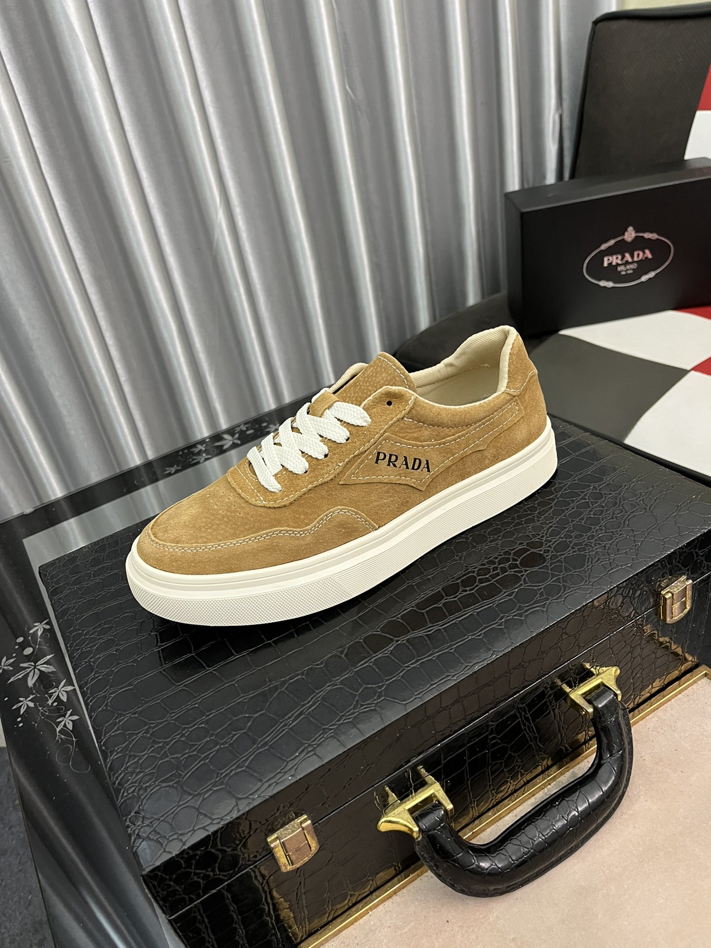 I5  普拉达运动鞋👉👉上图必卖，💕顶级奢侈品牌，🔊最新時尚休闲男鞋，☑️潮流百搭之款，👍鞋面进口牛皮配布， 舒适透气内里，精细做工。上脚轻巧舒适，