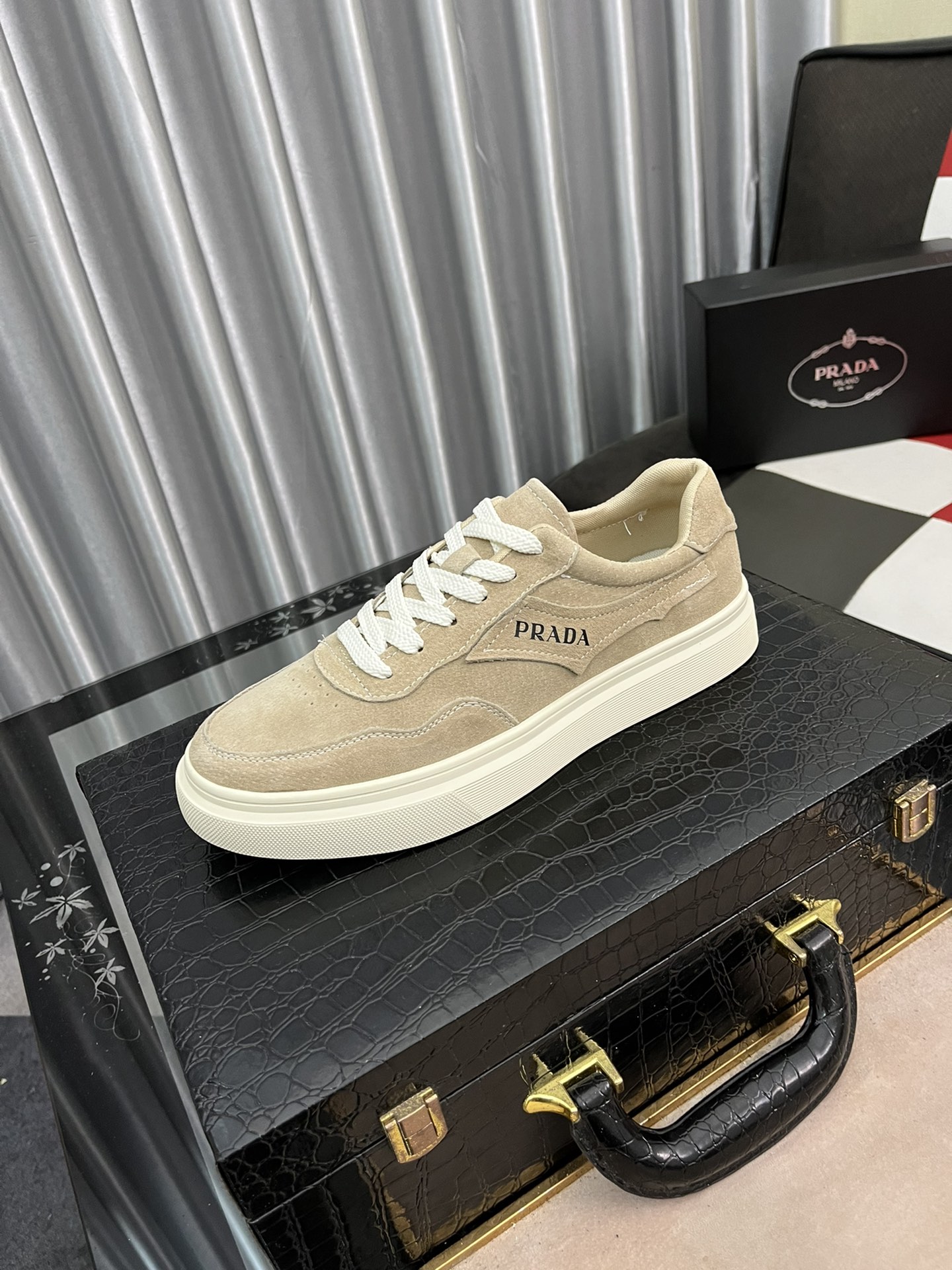 I5  普拉达运动鞋👉👉上图必卖，💕顶级奢侈品牌，🔊最新時尚休闲男鞋，☑️潮流百搭之款，👍鞋面进口牛皮配布， 舒适透气内里，精细做工。上脚轻巧舒适，