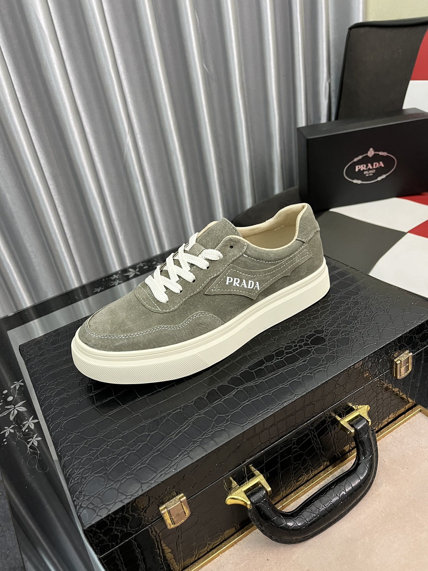 I5  普拉达运动鞋👉👉上图必卖，💕顶级奢侈品牌，🔊最新時尚休闲男鞋，☑️潮流百搭之款，👍鞋面进口牛皮配布， 舒适透气内里，精细做工。上脚轻巧舒适，