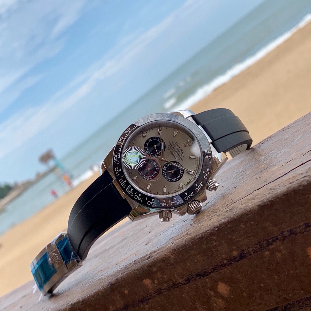 欧陆版“帝王灰 ”震撼来袭 多功能 最具代表性腕表 那就属“迪通拿”经典的“金典”不受任何服装搭配所限制 所有服装都能搭配 且适任何场合 永不过时 F厂 V2经典版全面到货 一直给同级别作为“吊打”对象却从未被超越 以过硬的品质 应对各种挑战 迎回头客  劳力士 Rolex 宇宙计型 迪通拿系列 机芯采用订制的三眼放大版的全自动机械机芯使三个功能盘的距离和正品一致 表壳43mmX13mm“欧陆”版本，深黑色陶质实心外圈连计速刻度采用真陶瓷工艺 刮不花 永不退色 质感和正品一致 表盘功能盘字体和盘面logo采用叠加印刷工艺，从侧面观察会有微微隆起之感。盘面的底色纹路经过无数次过滤改正，确保百分百吻合与原装。其上的 劳力士 Rolex 金属LOGO单独开模，无论是立体感还是圆润度均可PK原装 易读Chroma light夜光显示 配长效夜光物质 表镜平形蓝宝石水晶玻璃 抗刮损，效果绝不重影，吻合正品。 表扣采用进口316钢 1:1散件打磨而成 拉沙内侧 腐蚀 劳力士 Rolex 钢印 外置正品一模一样的 表扣保险环 F厂出品 完美在每一个细节