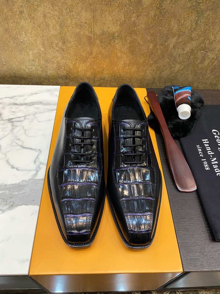 NO:356232,Ber1uti pure hand-painted coloring, all spot, fierce goods are coming [Latest fashion show interpretation of modern] Perfectly demonstrate the professional and exquisite craftsmanship of shoemaking. Luxury crocodile belly makes encounter with the ingenuity of gentlemen's shoes. Perfect shape gallery sublimation and condensation of the complex process behind time. Craftsmanship is dazzling here. Formal clothing and leisure release lifestyle. Thai crocodile full belly. Luxury and leisure are integrated into one. 38/45,19860909批 Ber1uti 纯手工上色 全现货 狠货来袭【最新时装秀演绎摩登】完美彰显制鞋专业和精湛工艺 奢用鳄鱼肚皮制作邂逅绅士鞋履的匠心溯源 完美形廊升华铸就,凝炼时光背后的复杂工序 匠心工艺于此耀眼绽放 正装及休闲释放生活格调 泰国鳄鱼全肚 奢华休闲于一体 38/45,,Men's shoes