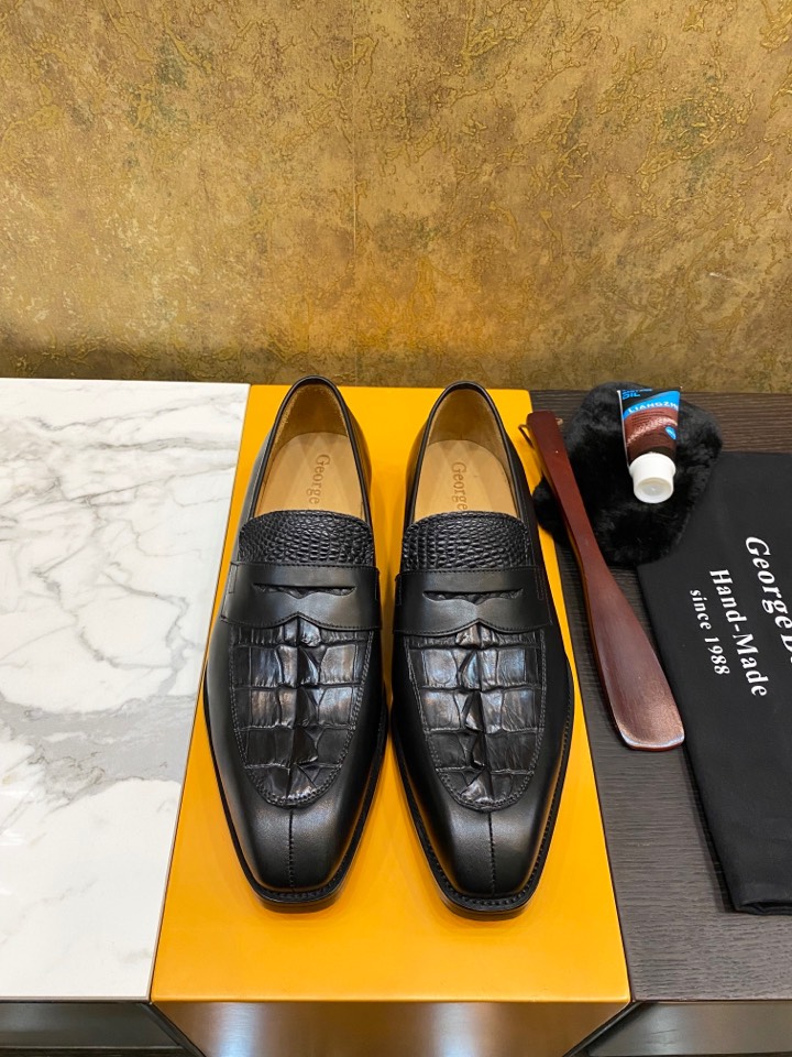 NO:275702,Berluti made a copy of Italian masters who made pure handmade colors and showed extraordinary luxury charm. Top craftsmanship and fine craftsmanship. Luxury Thai Siamese crocodile Original product originated from 1988s [Pure handmade] British noble royal luxury shoes. No splicing crocodile belly, 38/45 with special maintenance oil; original leather soles19860909Berluti 批 意大利师傳纯手工调制色彩 穿出非凡奢华魅力 顶级匠工精品 奢用泰国暹罗鳄鱼 原厂货源于1988s【纯手工制作】英国貴族御用奢侈鞋履 不拼接鳄鱼肚皮,38/45 配专用保养油；原厂真皮大底；,,Leather soles,Men's shoes