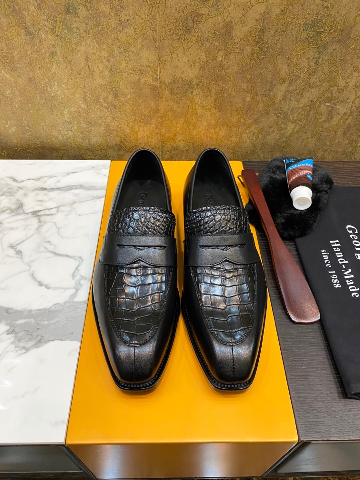 NO:349243,Berluti made a copy of Italian masters who made pure handmade colors and made extraordinary luxury charm. Top craftsmanship and fine craftsmanship. Luxury Thai Siamese crocodile Original product originated from 1988s [Pure handmade] British noble royal luxury shoes. No splicing crocodile belly, 38/45 with special maintenance oil; original leather soles19860909Berluti 批 意大利师傳纯手工调制色彩 穿出非凡奢华魅力 顶级匠工精品 奢用泰国暹罗鳄鱼 原厂货源于1988s【纯手工制作】英国貴族御用奢侈鞋履 不拼接鳄鱼肚皮,38/45 配专用保养油；原厂真皮大底；,,Leather soles,Men's shoes