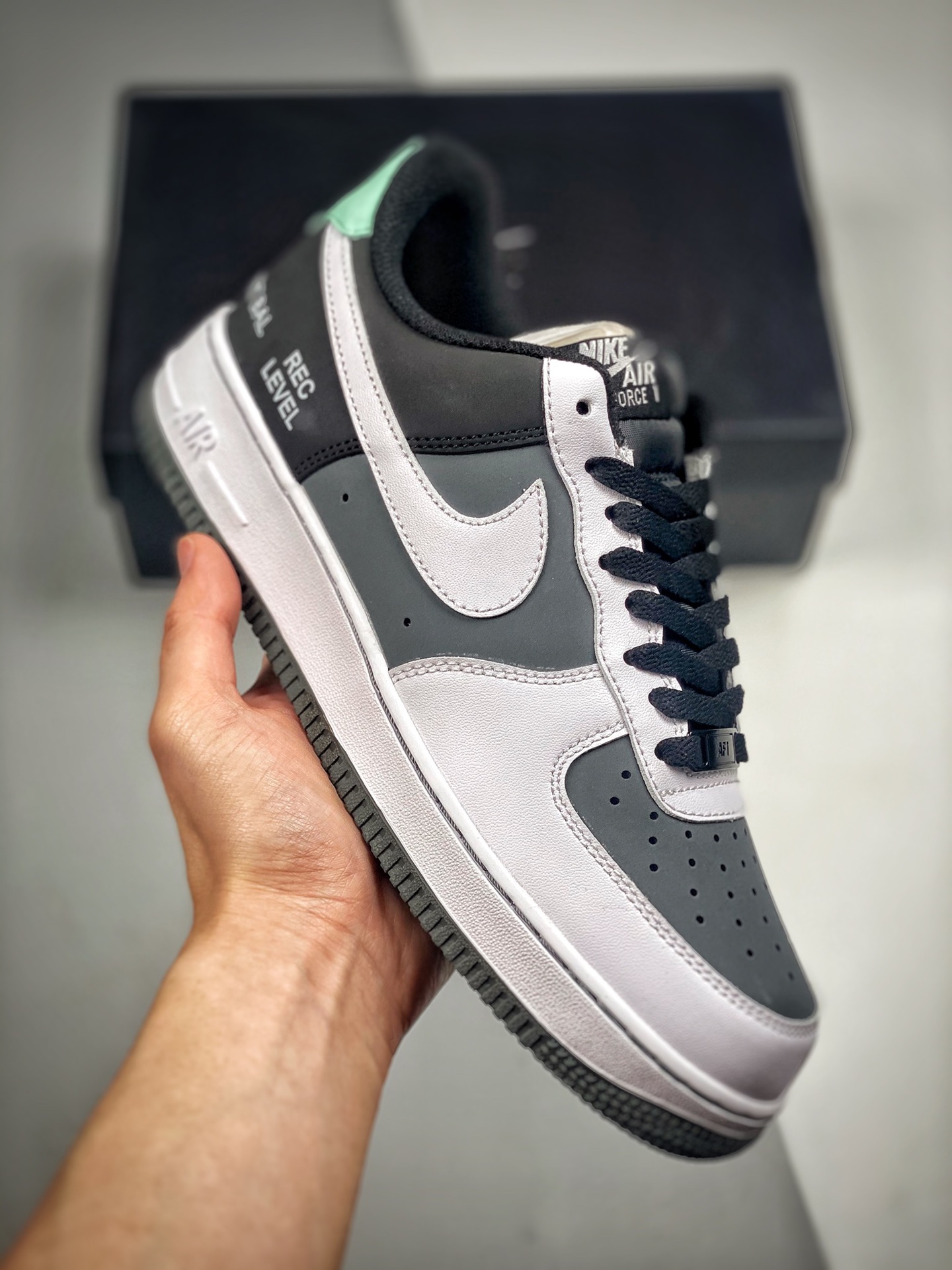 -3 Nike Air Force 1 Low 摄影机 黑白灰 空军一号低帮休闲板鞋 原厂定制磨砂皮 正品NFC感应芯片 原楦原纸板 纯正空军版型 内置全掌气垫 货号：GD5060-755 Size：36 36.5 37.5 38 38.…