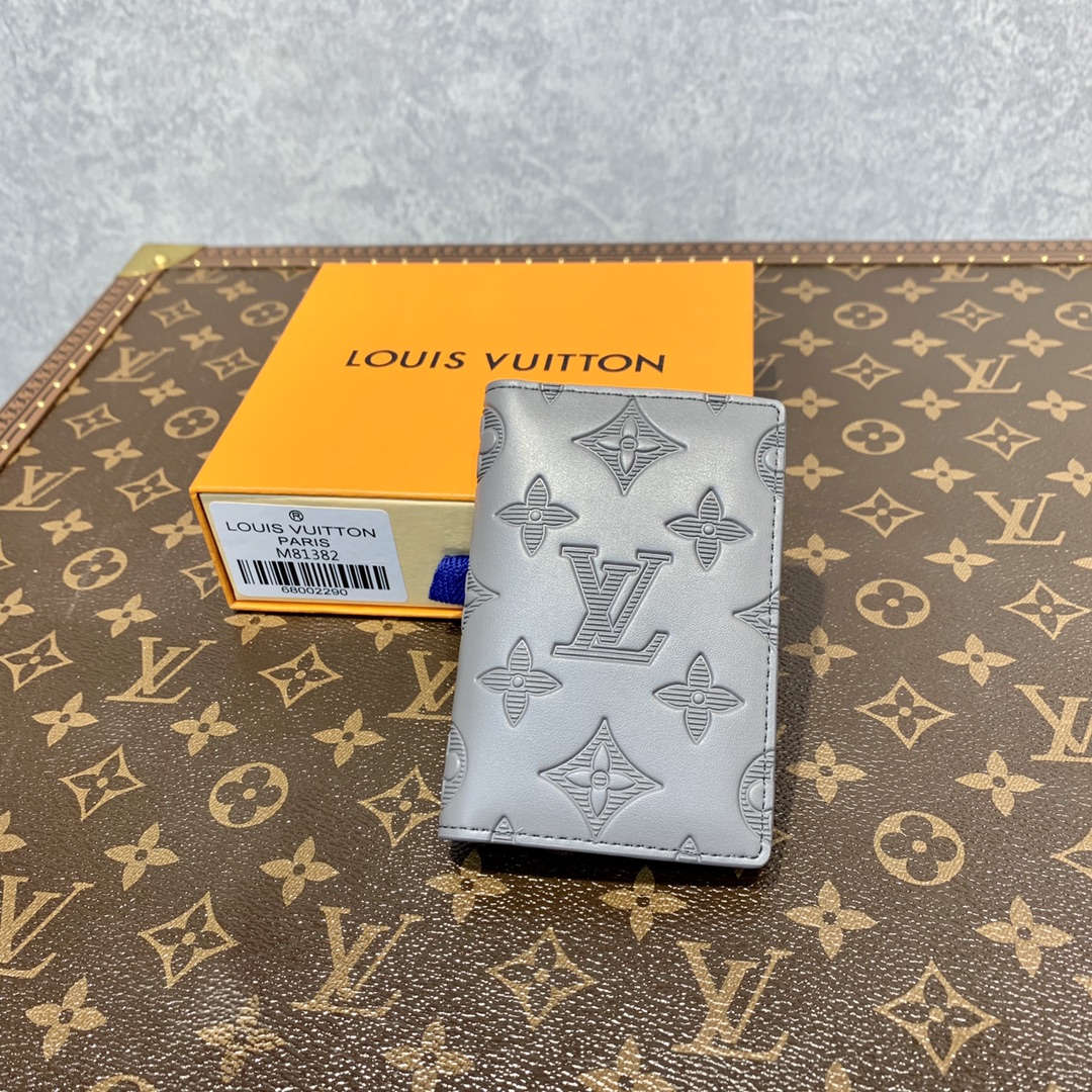 Best AAA+
 Louis Vuitton Wallet Card pack Grey Cowhide M81382