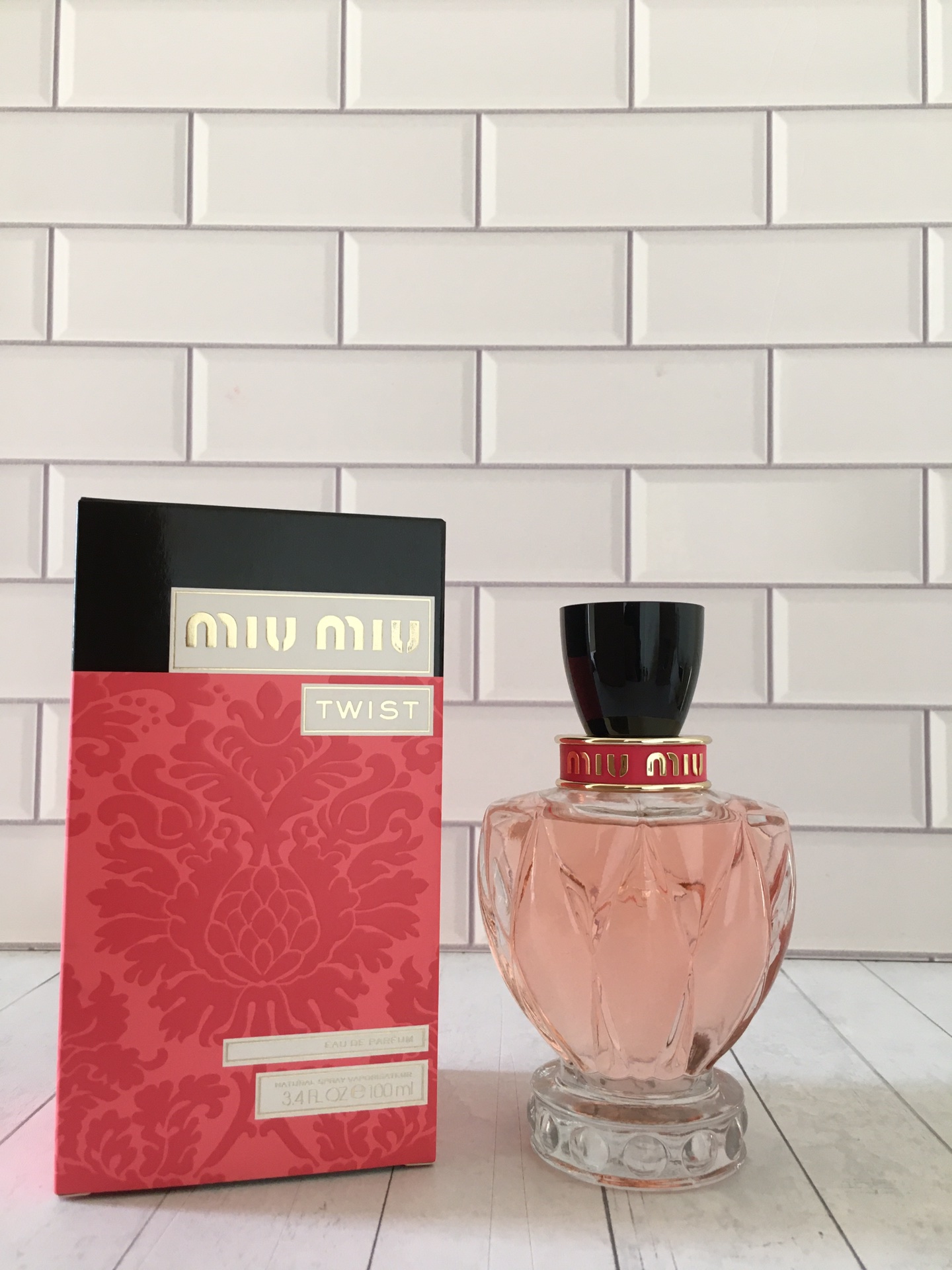 Fake
 MiuMiu Perfume Light Pink Red