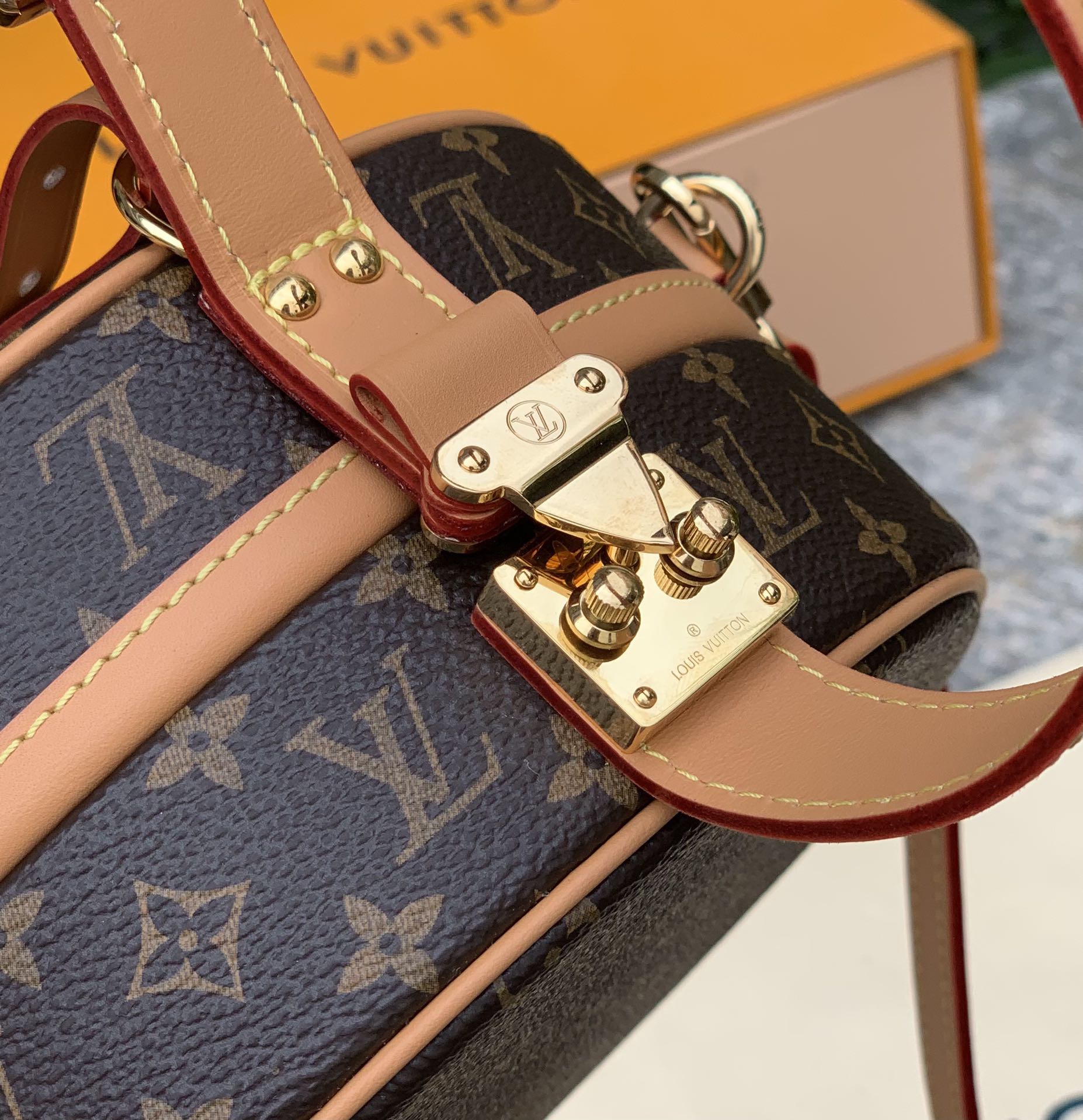 非市场普通货 进口皮料半钢五金 m43514尺寸17.5 x 16.5 x 7.5 CM，官网38500