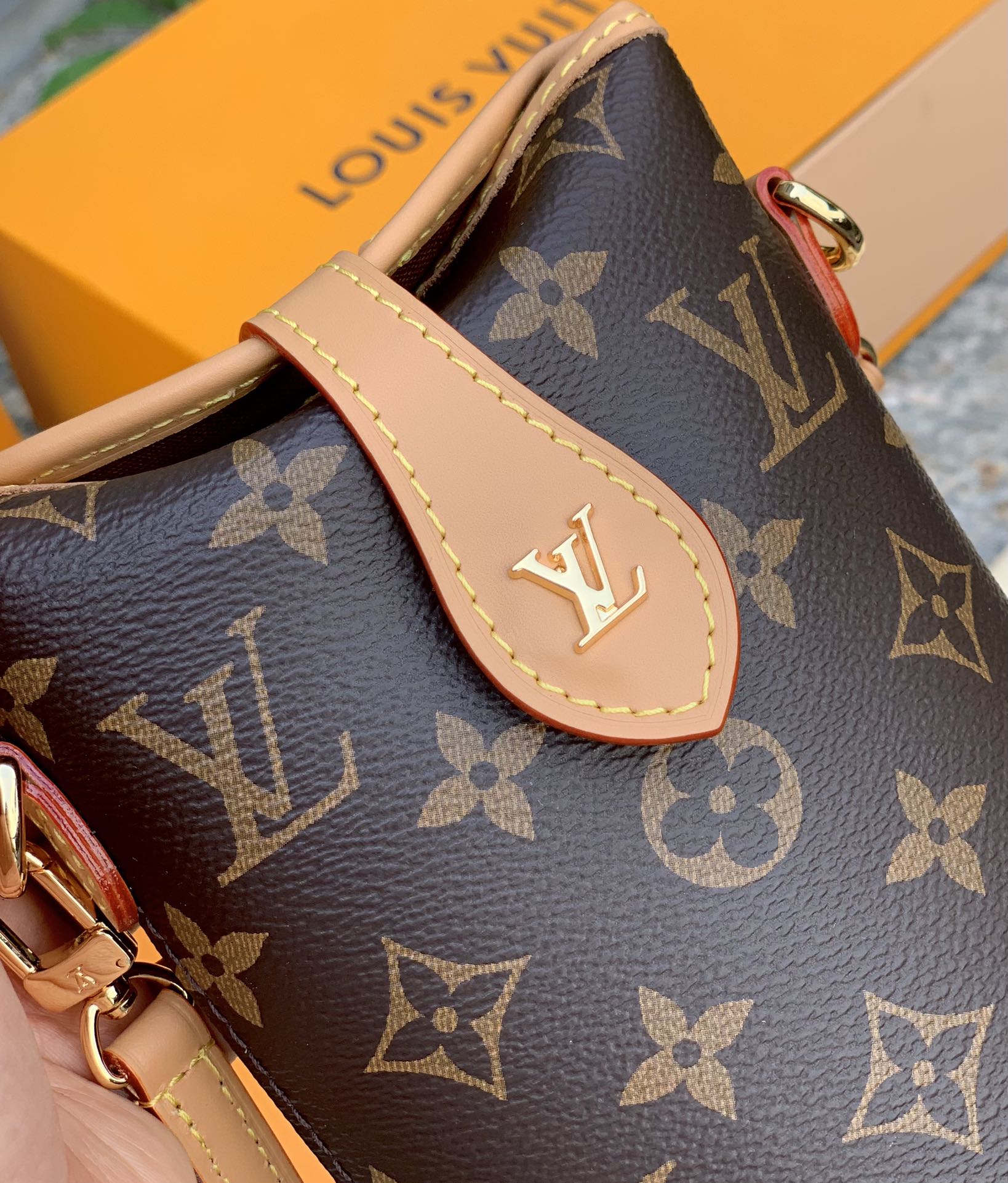 🌼 m80874尺寸14.5 x 18 x 6.5 CM ， 原厂货！老花料、包型、走线、五金均为原装，