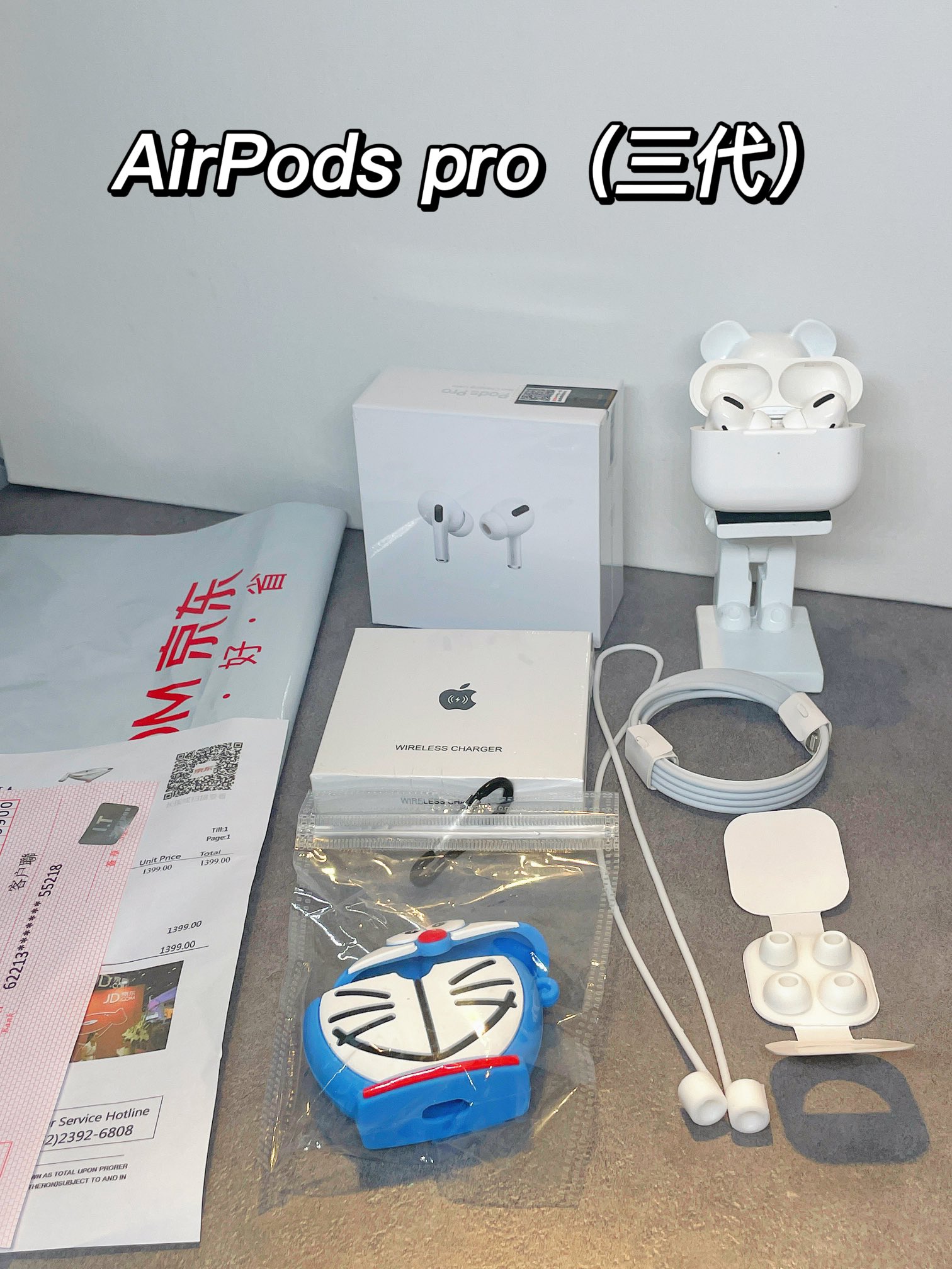 💰270
🥂 𝐀𝐢𝐫𝐩𝐨𝐝𝐬 𝐏𝐫𝐨苹果耳机京东充正版 

下单配套：官方耳机➕无线充电盘➕个性保护套➕防丢绳➕京东小票➕飞机盒➕京东袋
 ▪️真正原装悦虎1562A芯片 升级续航6-8小时  ▪️最新系统左右耳机可显示单独序列号 与耳机上相对应 
▪️最新功能真实空间音频  
▪️支持长按呼叫Siri 
▪️原装100%降噪效果 100%原装通透效果 
▪️负一屏长显电量并实时更新 
▪️共享音频 同时链接俩个耳机
▪️入耳检测 无线充电 定位功能 
▪️自定义蓝牙名称 升级单次续航时间达6-8小时 ▪️全网最强功能三代 安福独家现货供应 市面可随意对比 
▪️售后服务：15天支持退换 保修三个月‼️