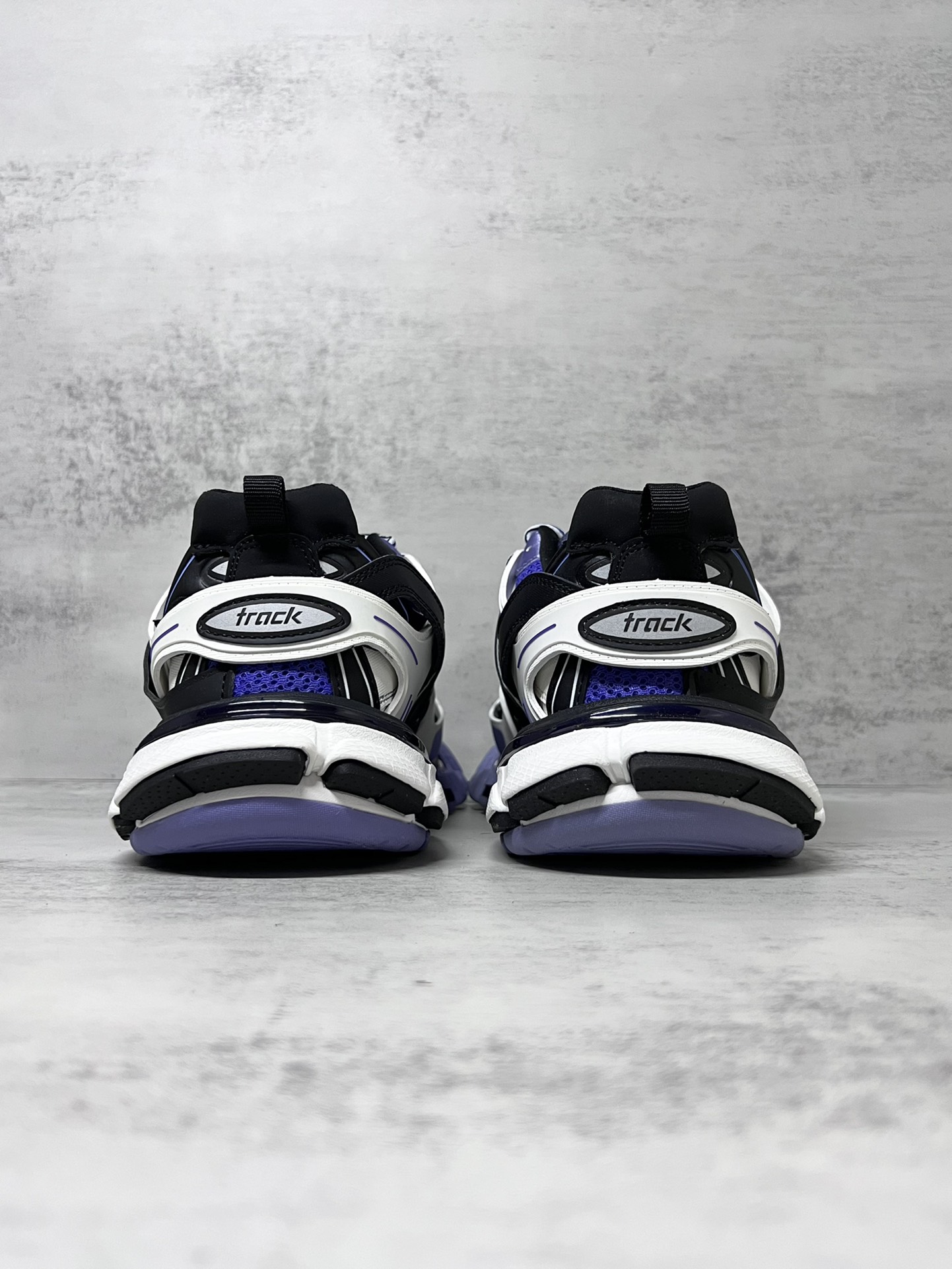 💰420
巴黎世家3.0 三代户外概念鞋老爹鞋“白紫”Balenciaga Sneaker Tess s.Gomma 纯原版本 原装大盒 从里到外 一切百分百还原官方配置 顶级专供碾压市面一切真标版本
尺码：36 37 38 39 40 41 42 43 44 45新色陆续更新中！