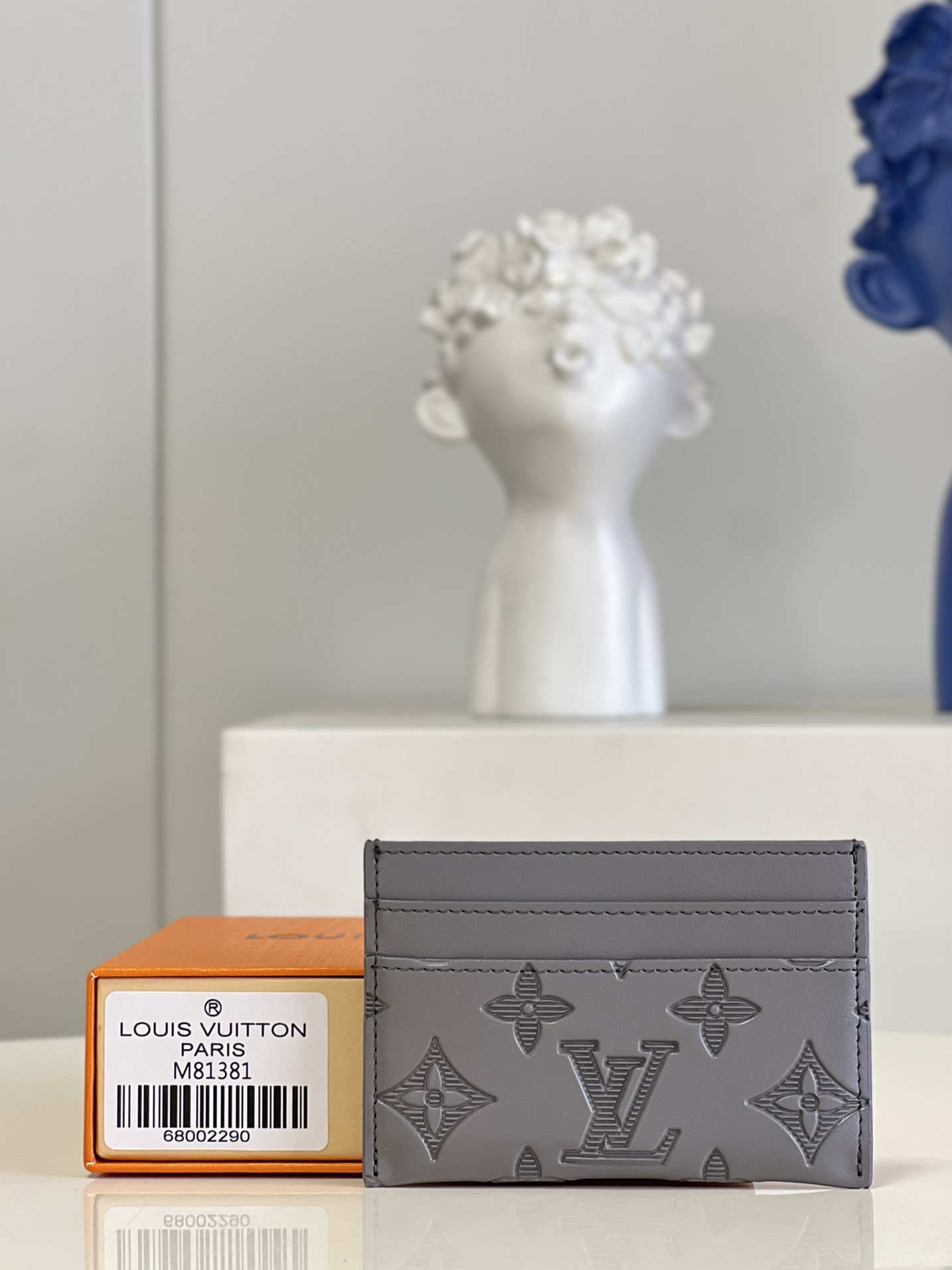 NO:398720,[Exclusive real photo M81381] This Double card clip releases the elegant charm of Monogram Shadow leather. The delicate cowhide is imprinted with classic Monogram pattern, with exquisite configuration with card mezzanine and central compartment, which can be easily filled into pockets or handbags, making it a great gift for Monogram enthusiasts. Detailed features 11 x 7 x 1.5 cm (length x height x width) Z.190, LV [original leather], louis vuitton, cowhide19860909【独家实拍M81381】本款 Double 卡夹释放 Monogram Shadow 皮革的典雅魅力.细腻牛皮革压印经典 Monogram 图案,玲珑构型设有卡片夹层和中央隔层,可轻松收入口袋或手袋,成就 Monogram 爱好者的赠礼佳选.详细特征11 x 7 x 1.5 厘米 (长度 x 高 x 宽)Z.190,LV【原厂皮】,louis vuitton,cowhide,Bag